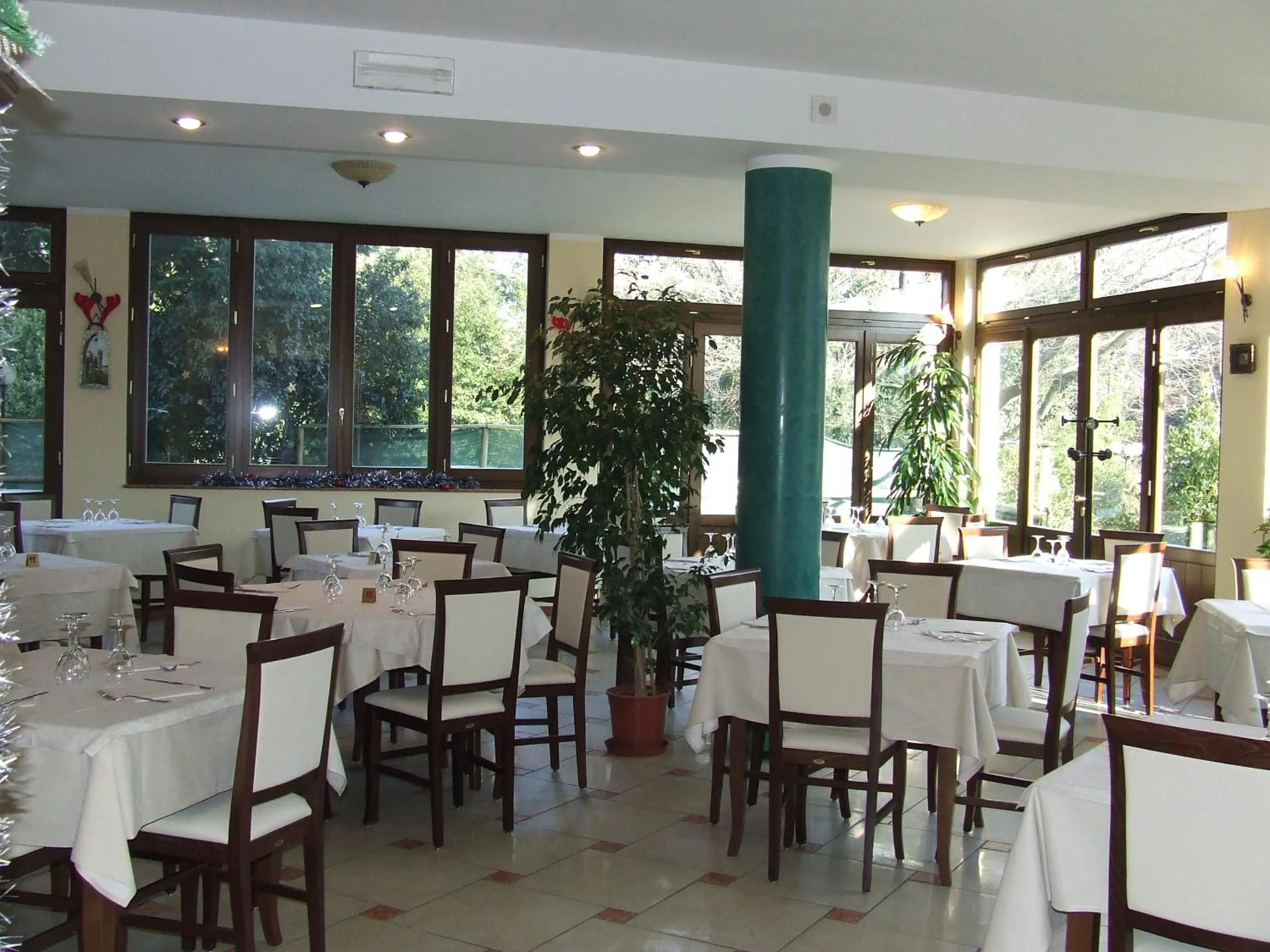 Restaurant/places to eat in Mediterraneo