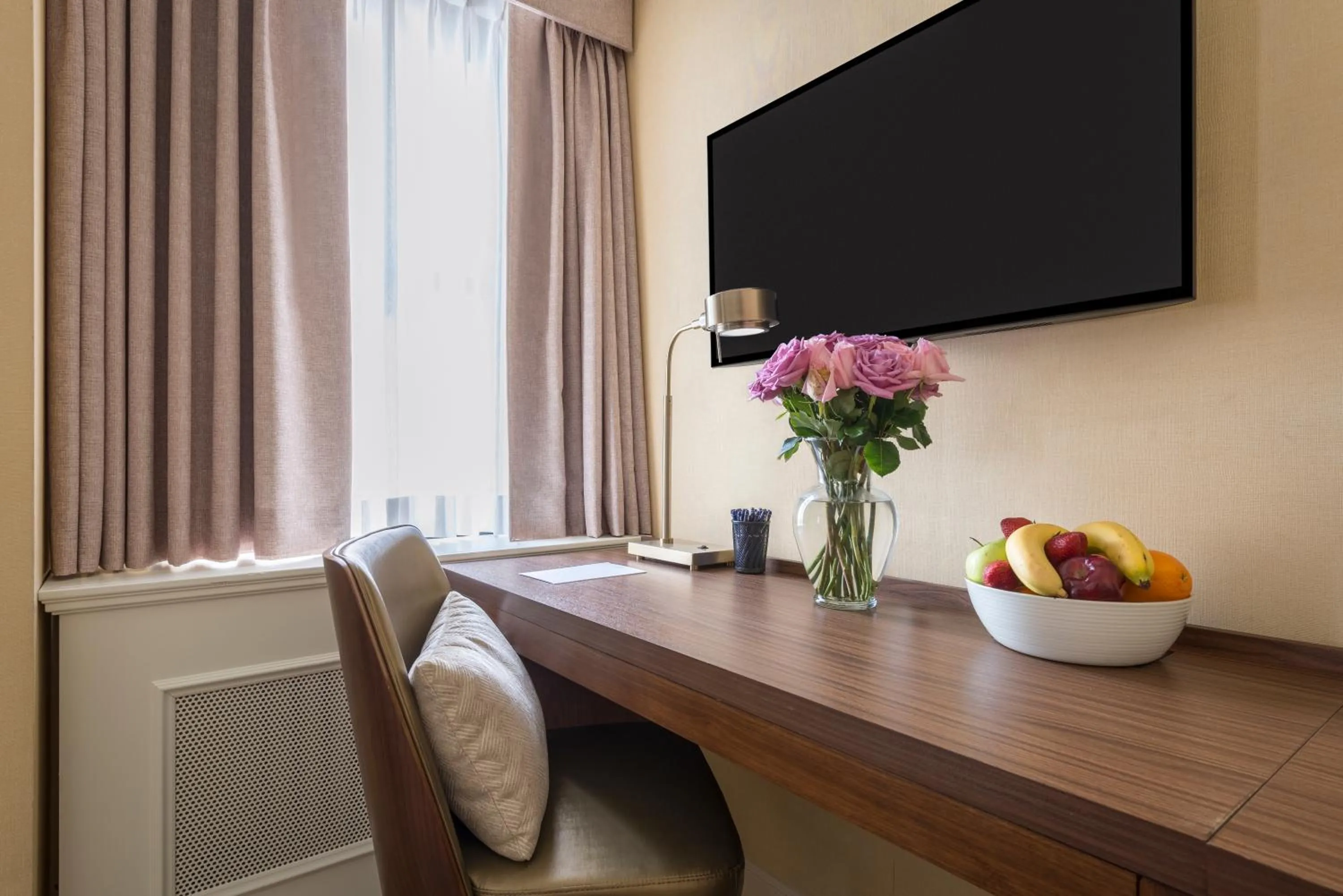 Living room in Warwick Allerton Chicago