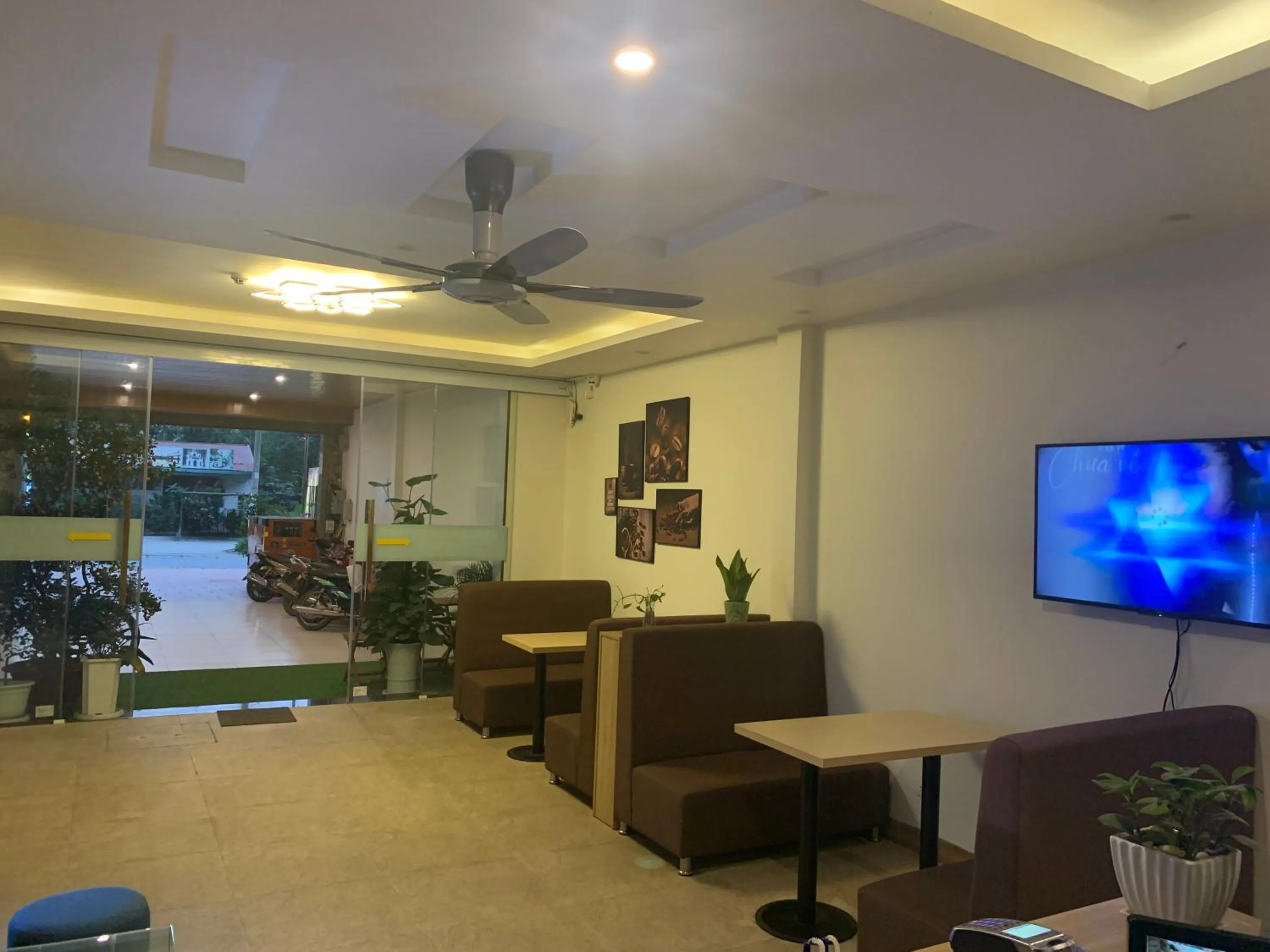 Restaurant/places to eat in New Sky Airport Hotel