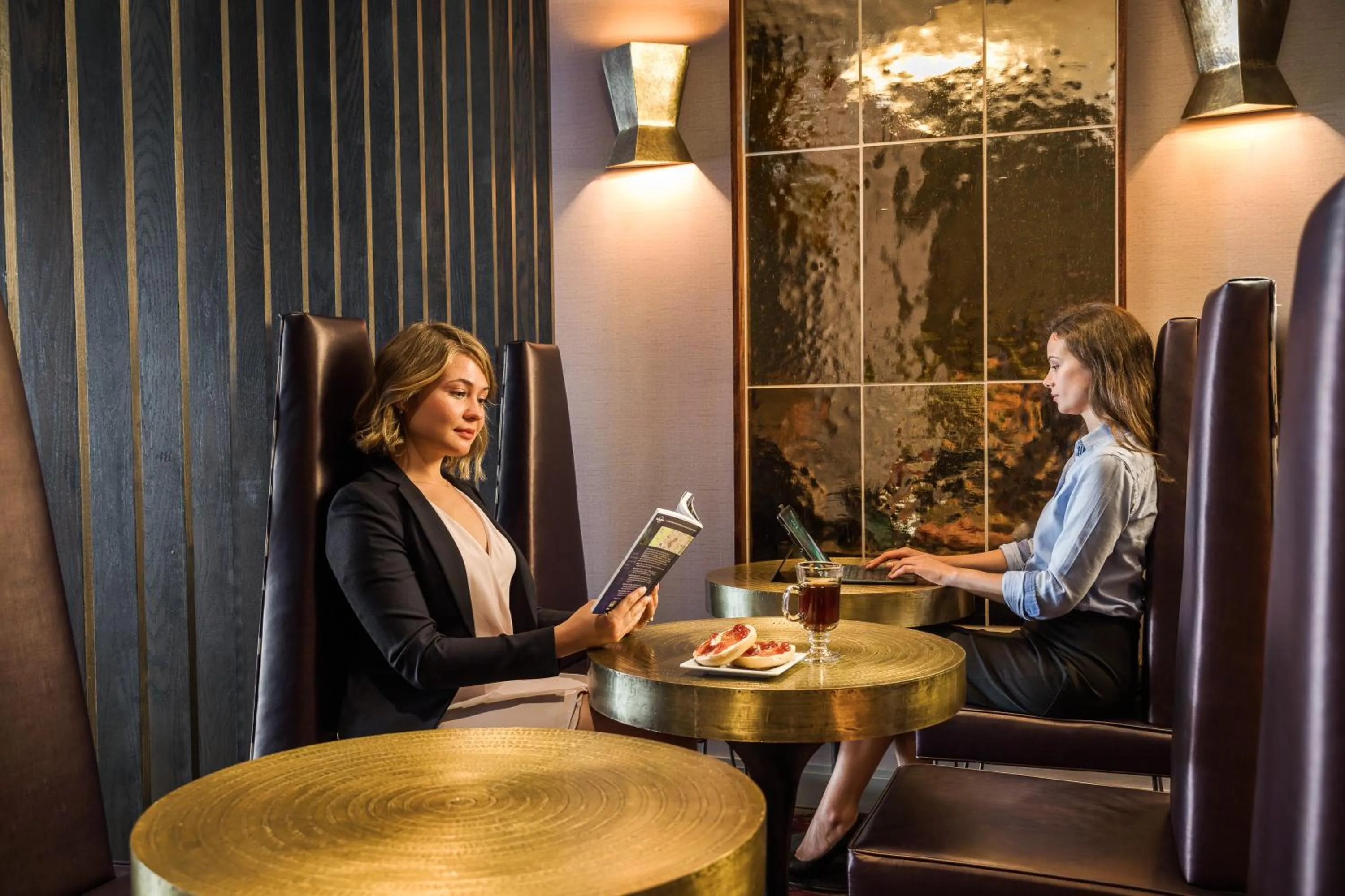 Communal lounge/ TV room in Charlesmark Hotel