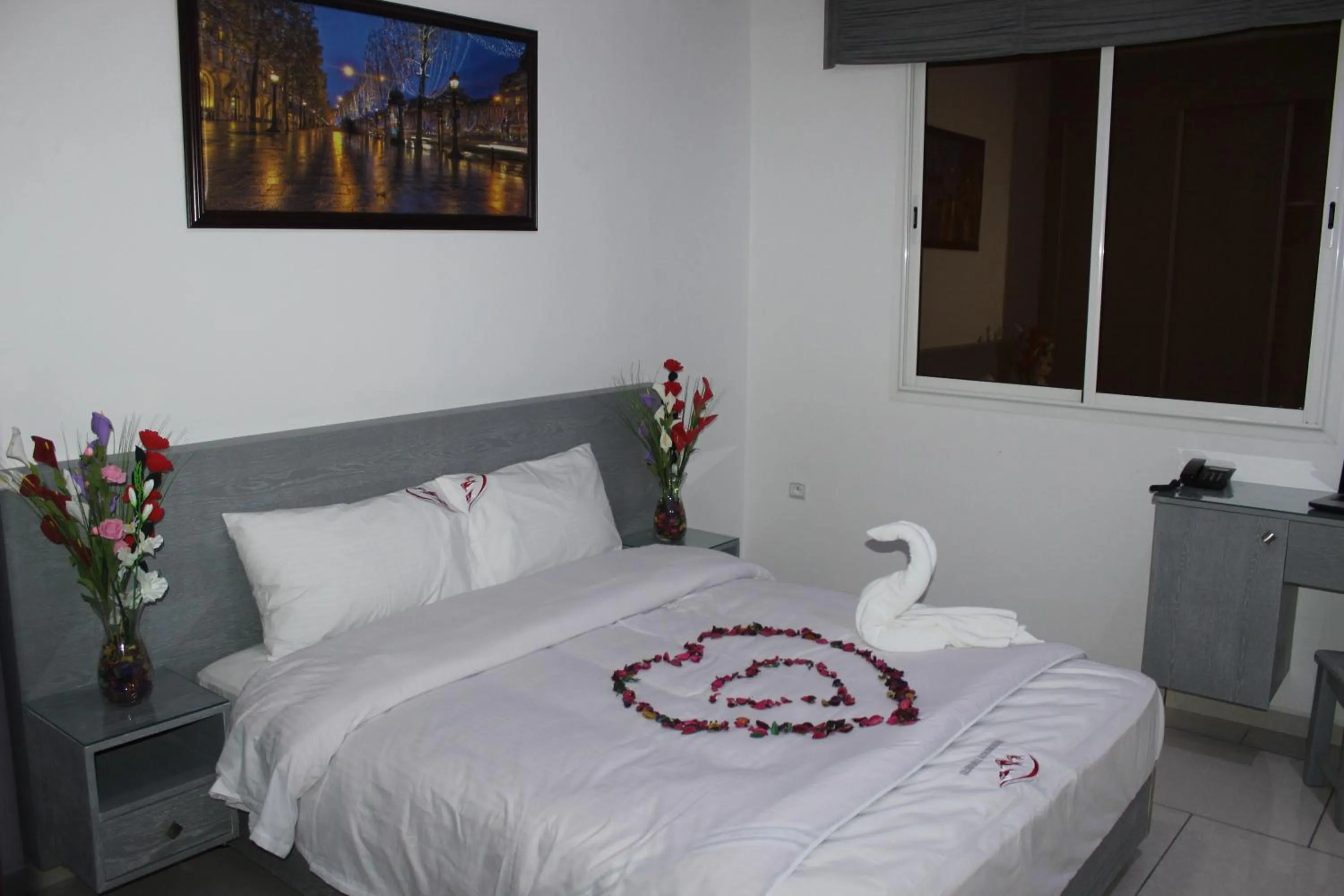 Photo of the whole room, Bed in Residence Achomoukhe