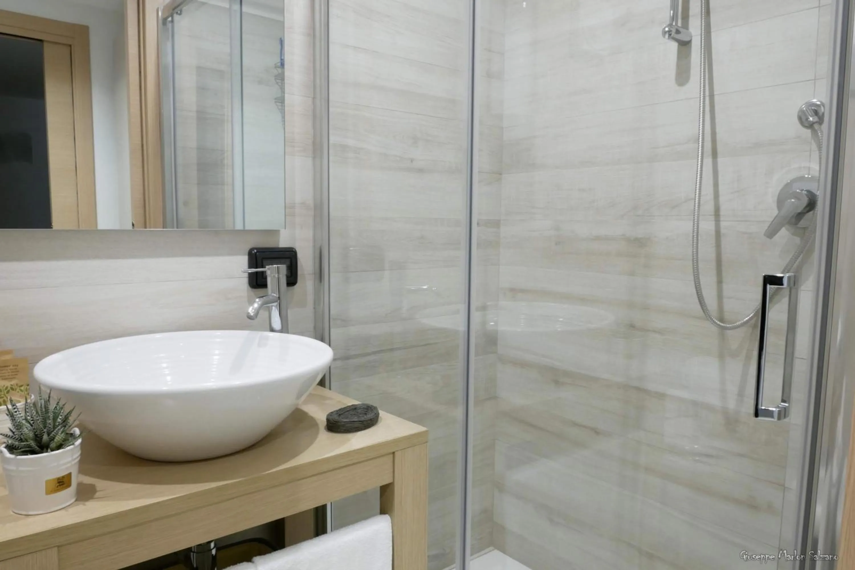 Shower in B&B AL TEATRO ROMANO