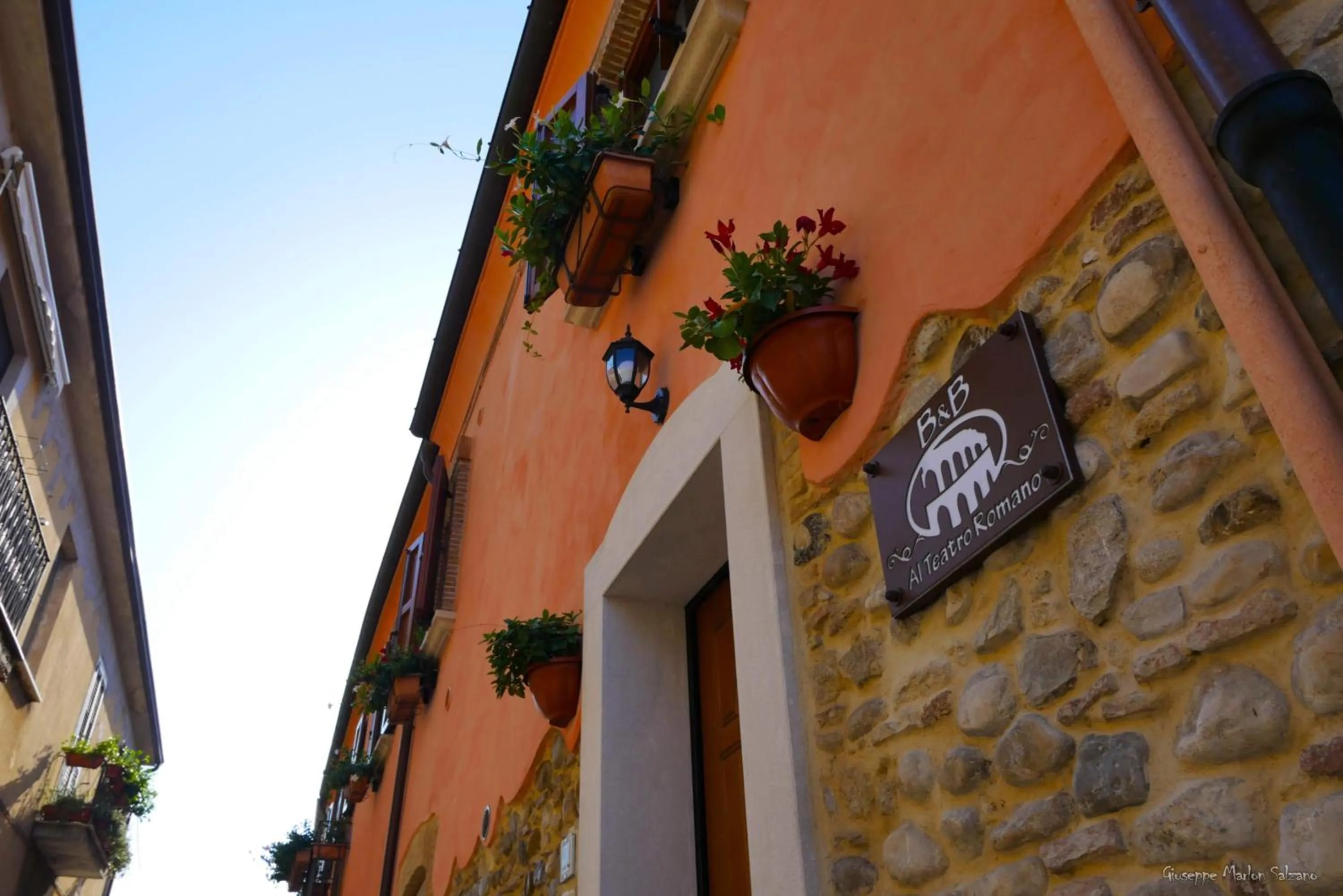 Facade/entrance in B&B AL TEATRO ROMANO