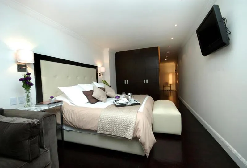 Bedroom, Bed in SUITES LONDRES 212