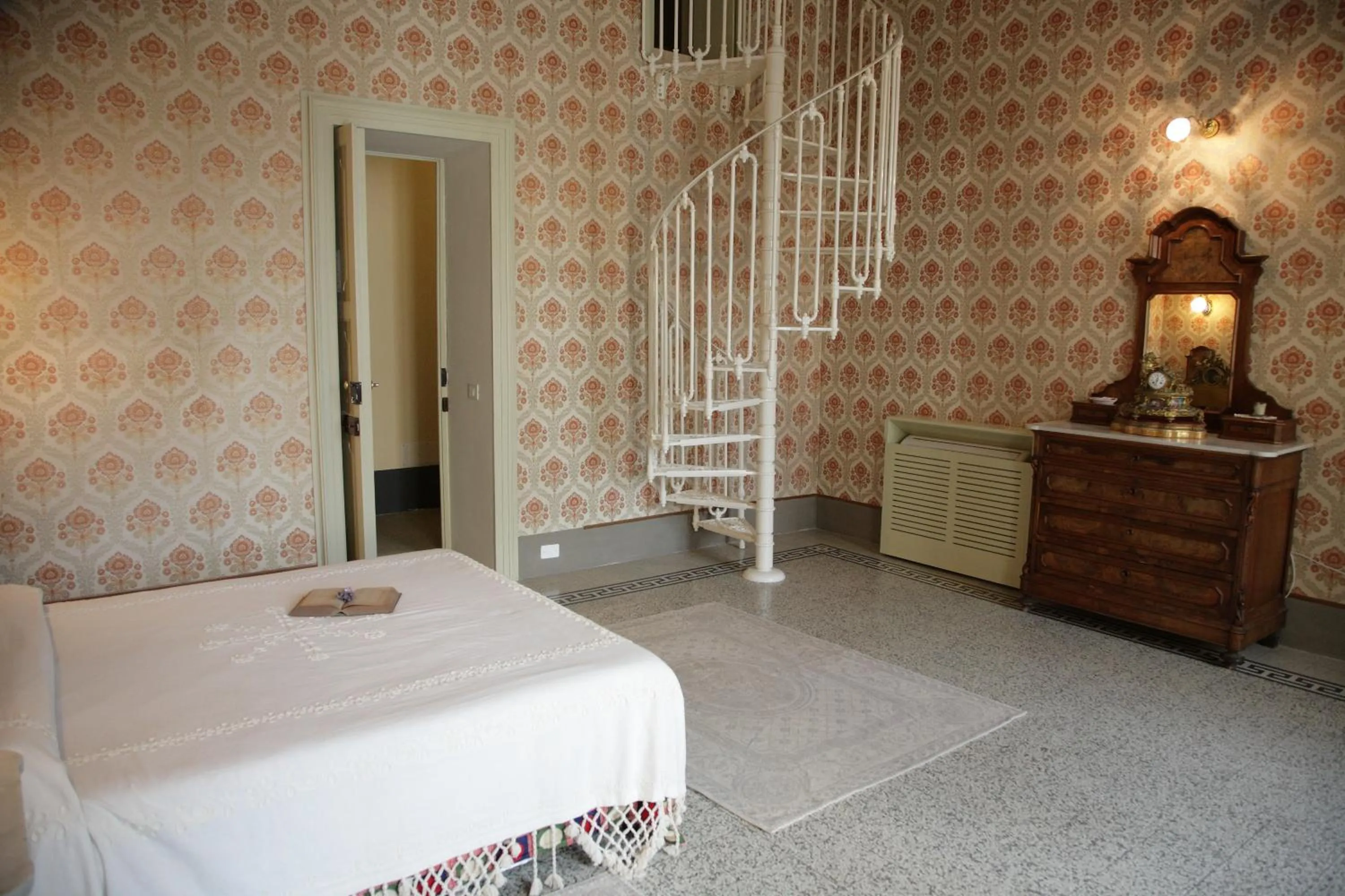 Photo of the whole room, Bed in Residenza d'Epoca Regina d'Arborea
