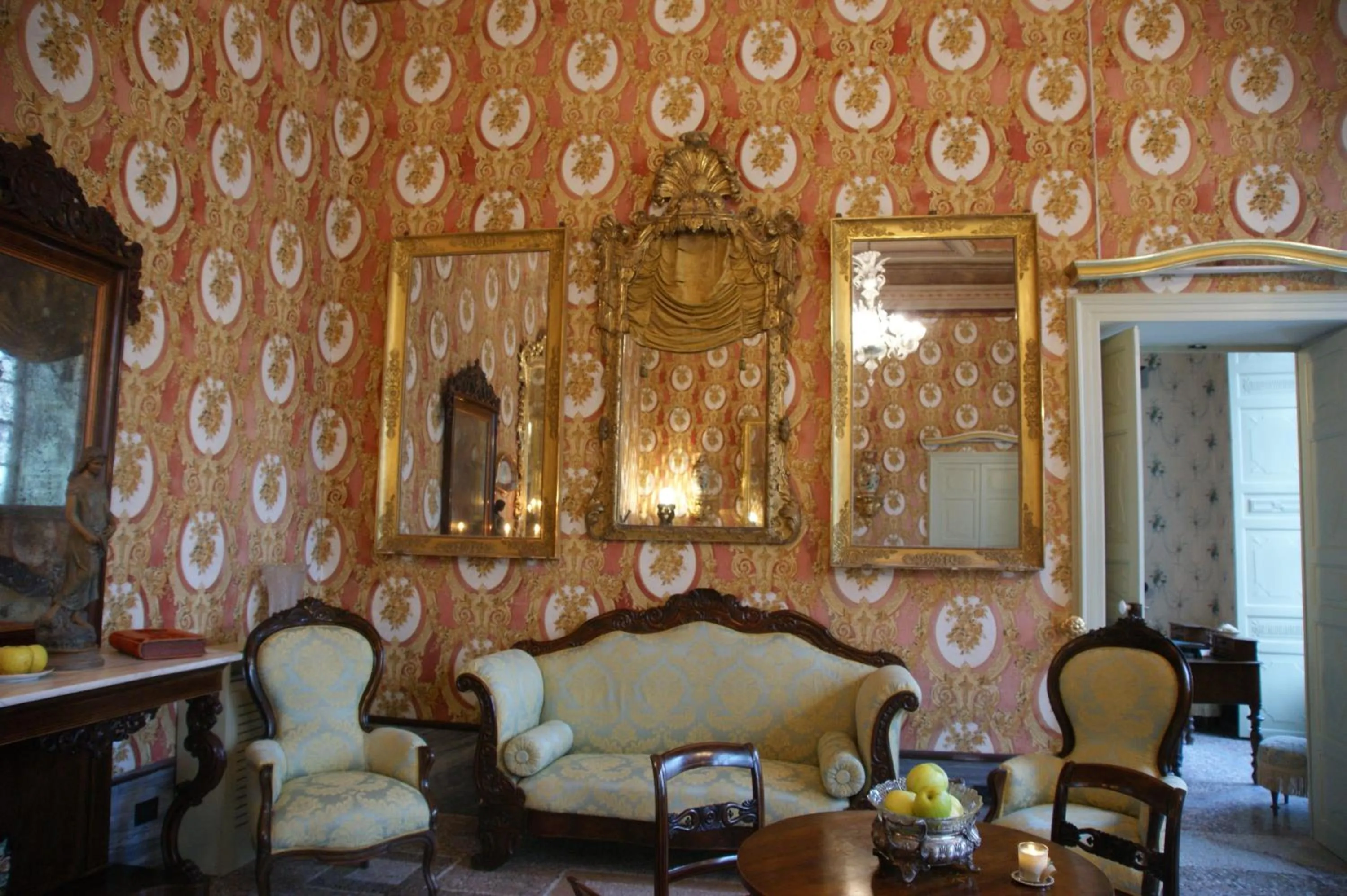 Communal lounge/ TV room in Residenza d'Epoca Regina d'Arborea