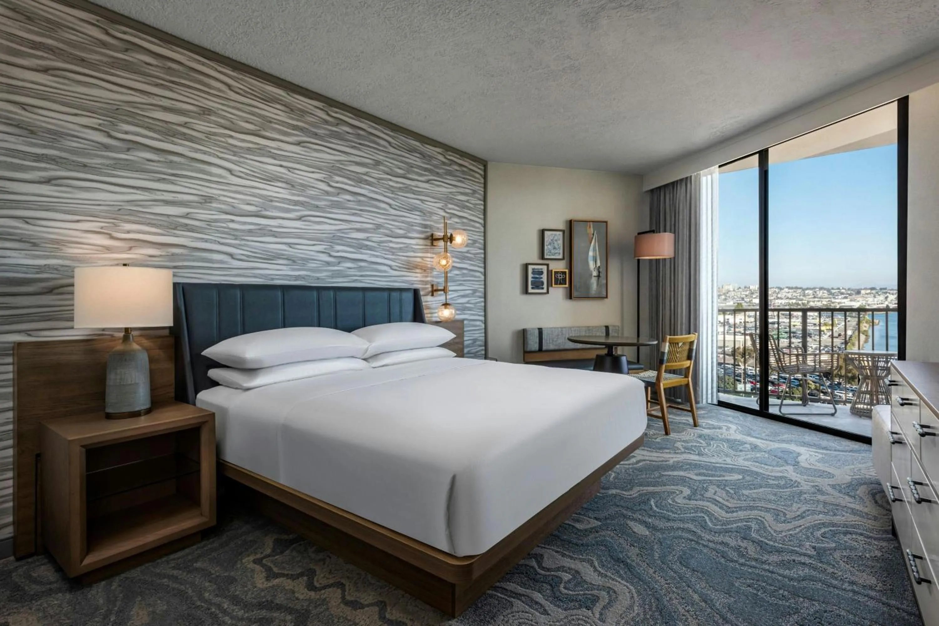 Photo of the whole room, Bed in Sheraton San Diego Resort