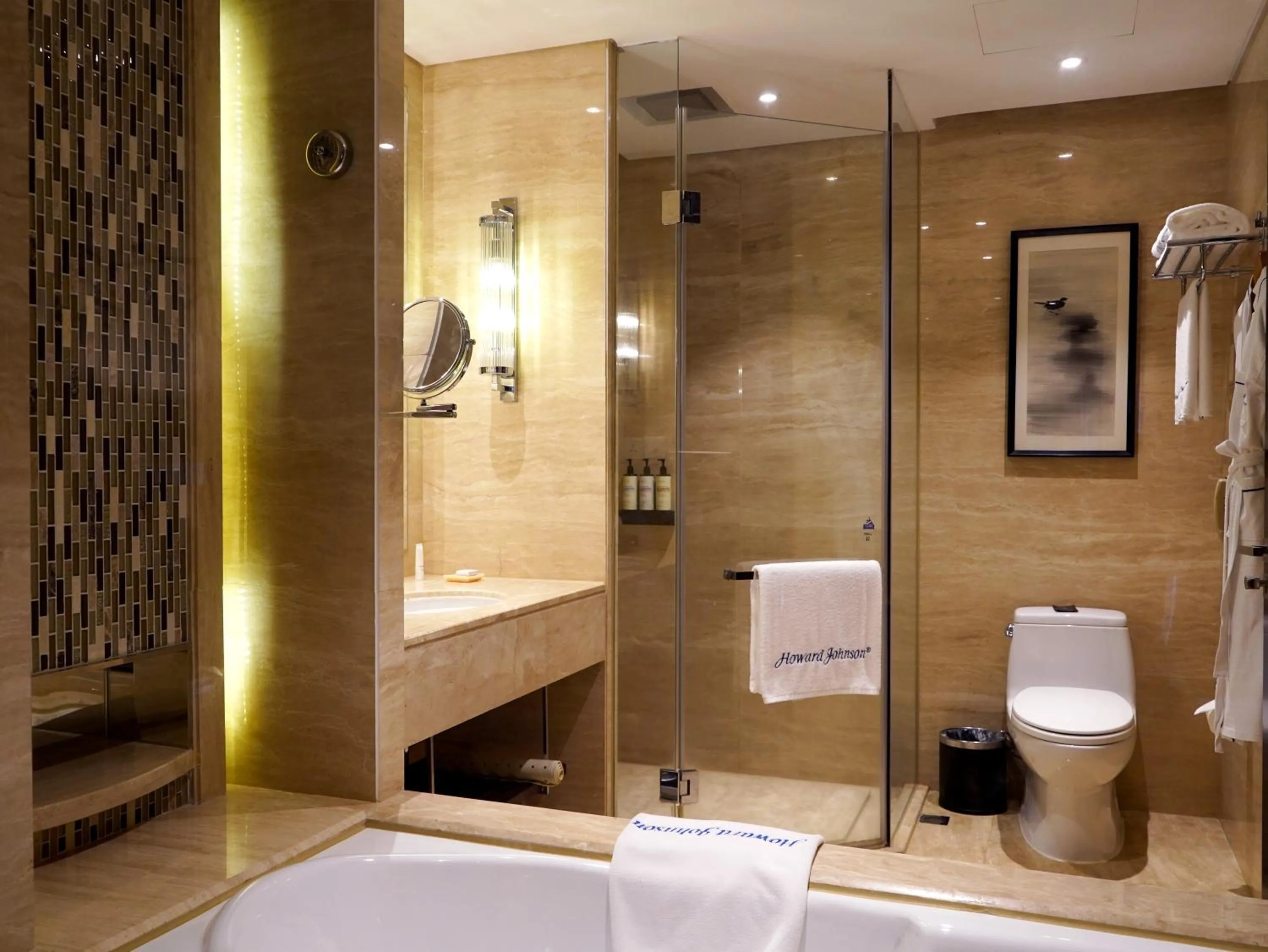 Toilet in Howard Johnson Changsheng Plaza Meizhou