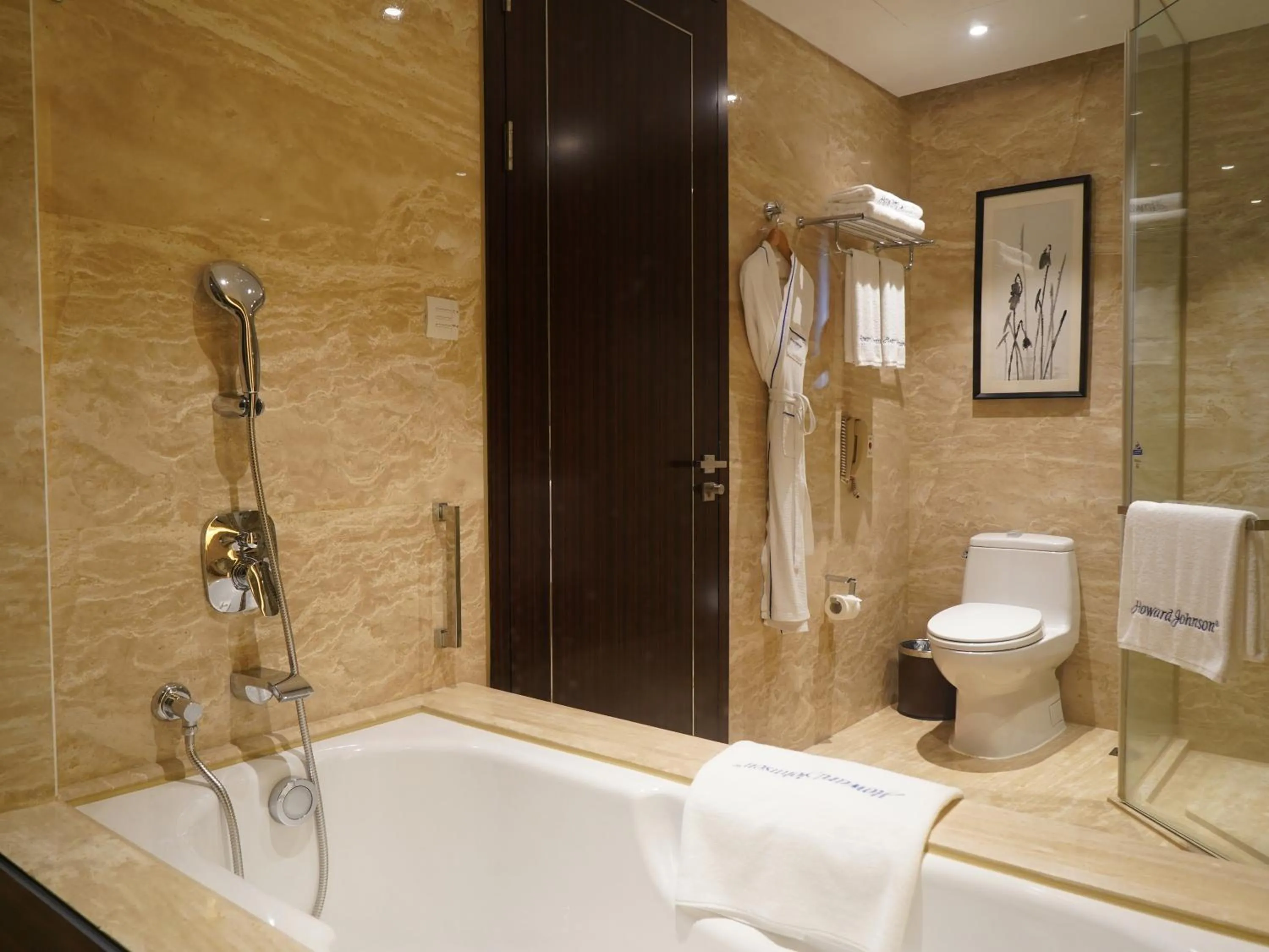 Toilet in Howard Johnson Changsheng Plaza Meizhou