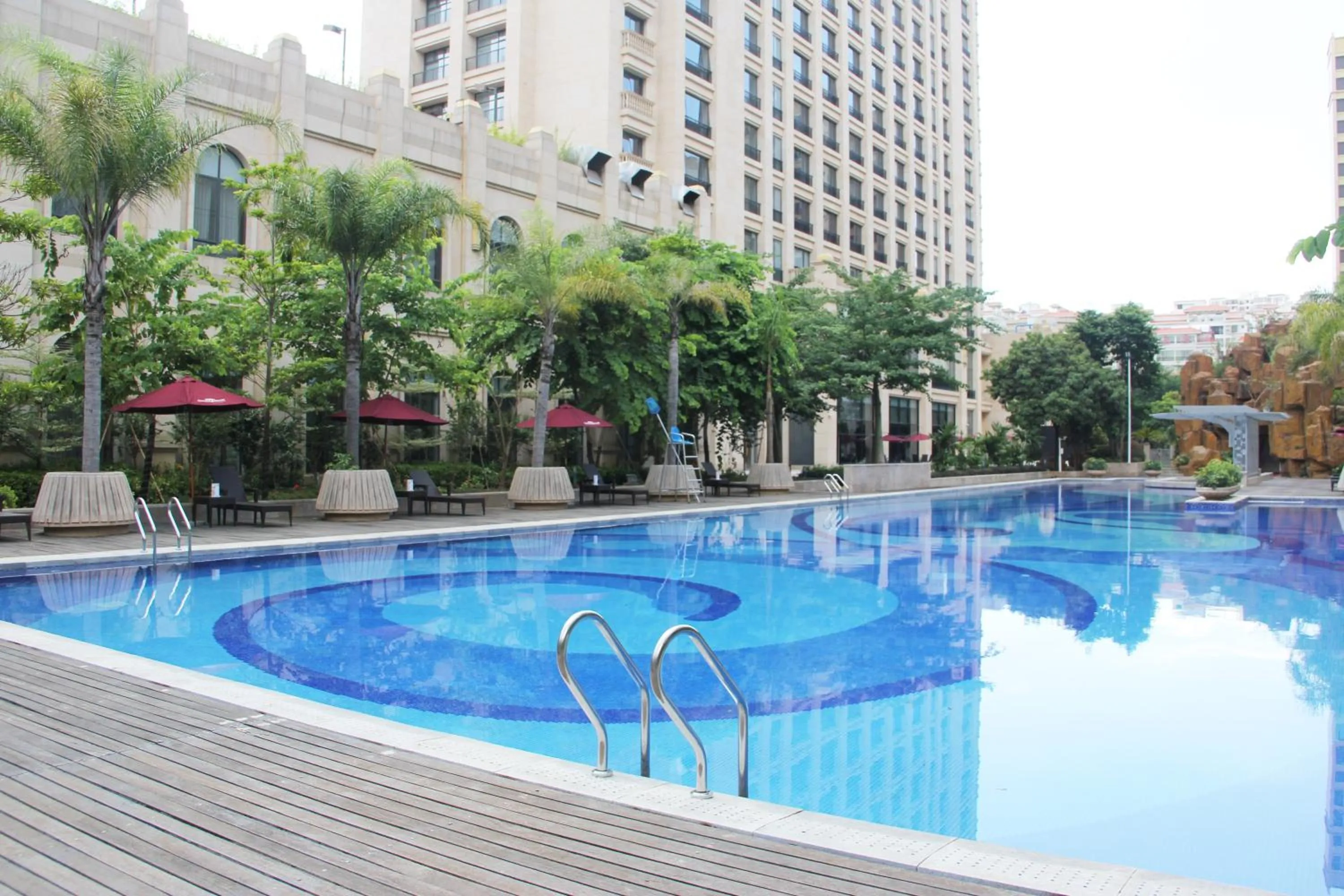 Swimming pool in Howard Johnson Changsheng Plaza Meizhou