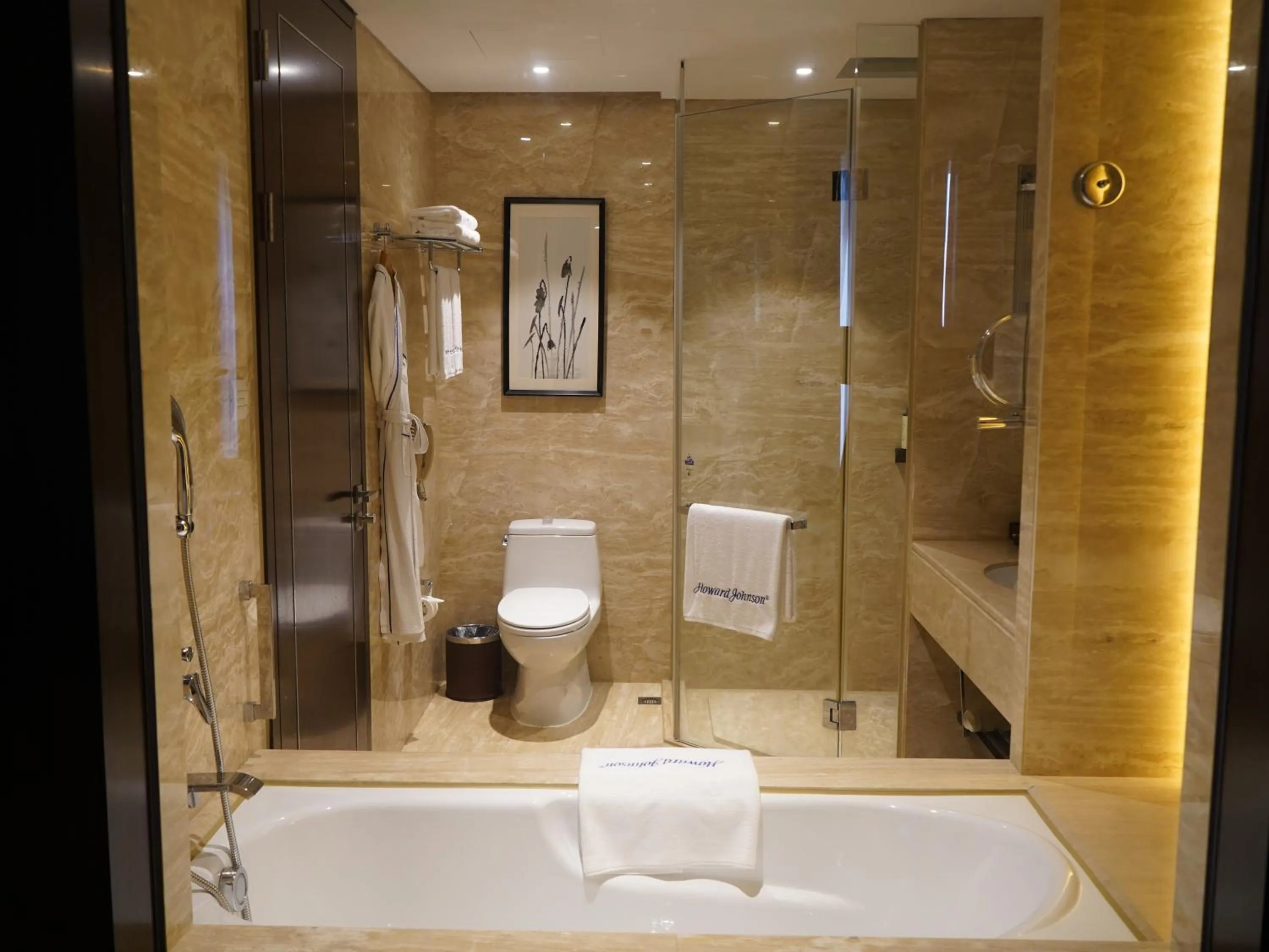 Toilet in Howard Johnson Changsheng Plaza Meizhou