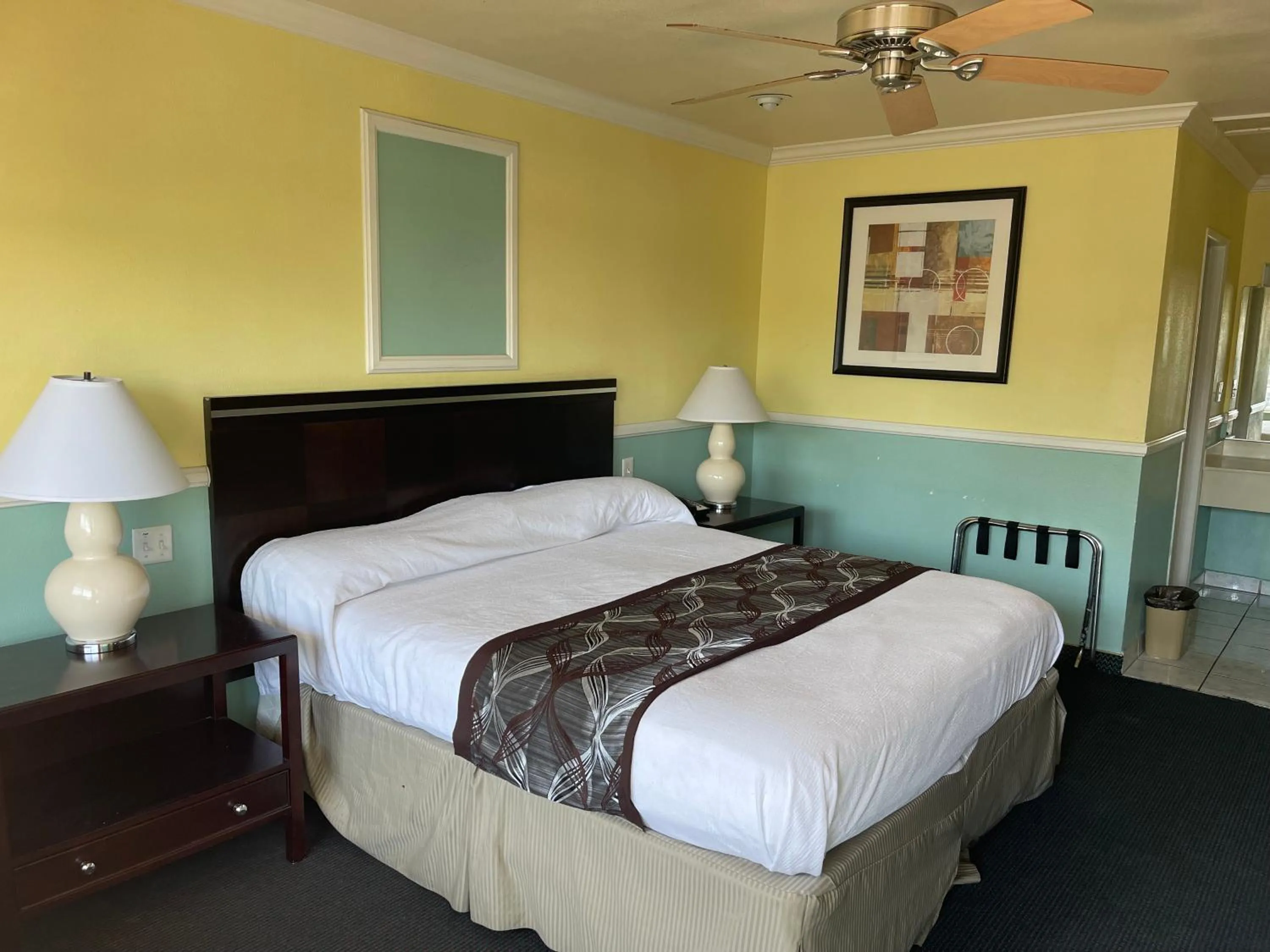 Bed in Hollywood Guest Inn