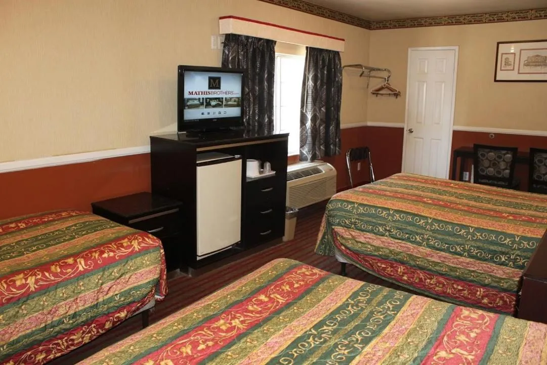 Bed in Hollywood Guest Inn