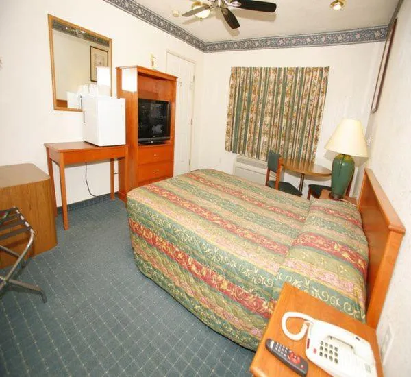 Bed in Hollywood Guest Inn