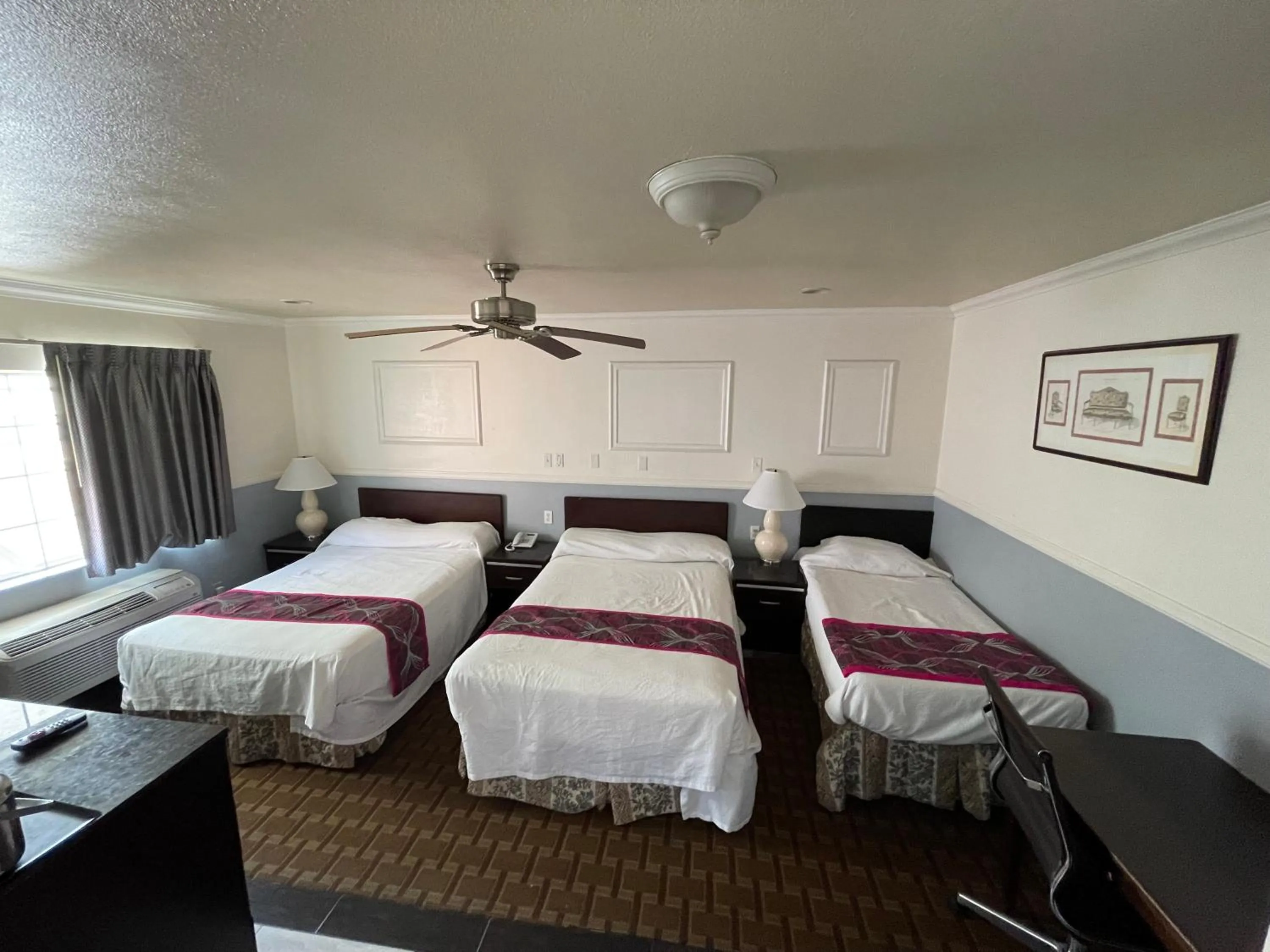 Bed in Hollywood Guest Inn