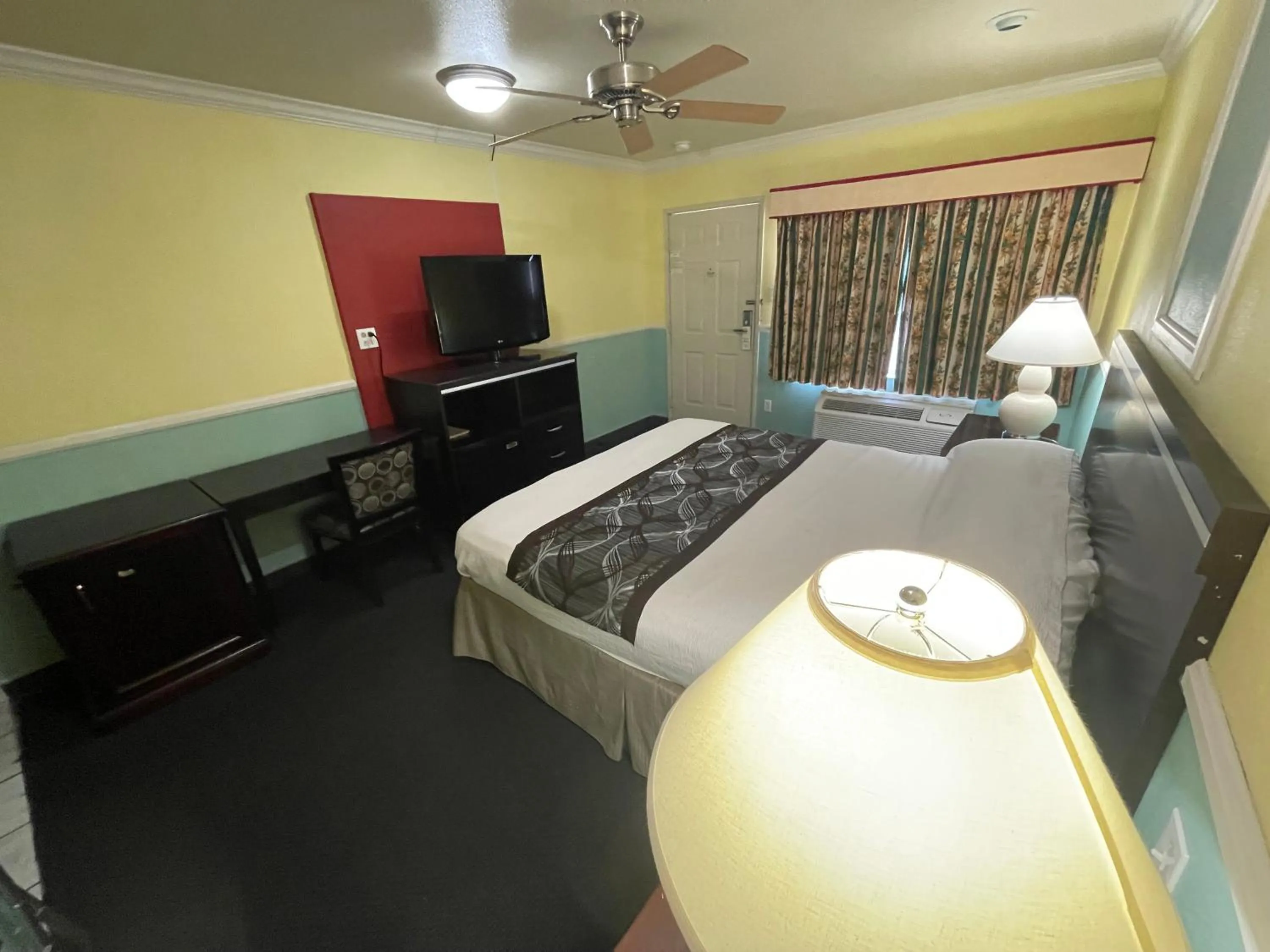 Bed in Hollywood Guest Inn