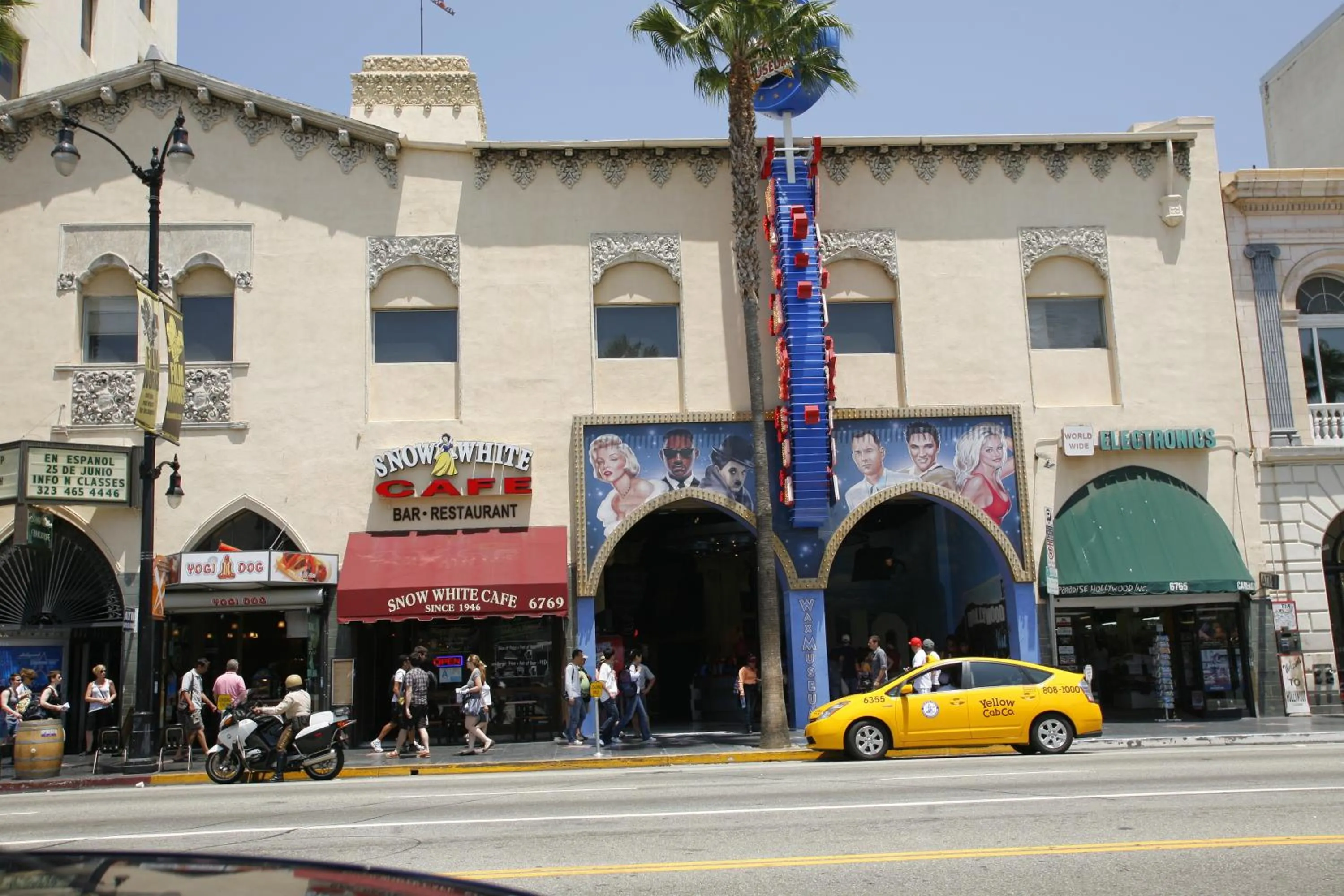 Area and facilities in Hollywood Guest Inn