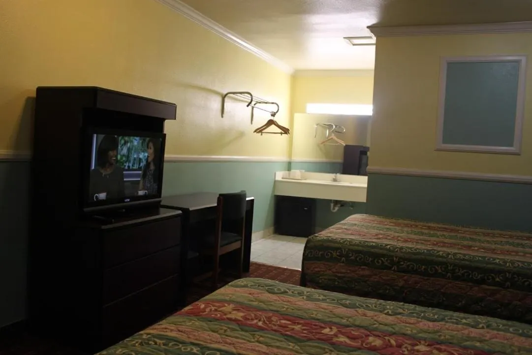 Bed in Hollywood Guest Inn