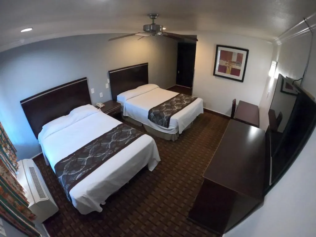 Bed in Hollywood Guest Inn