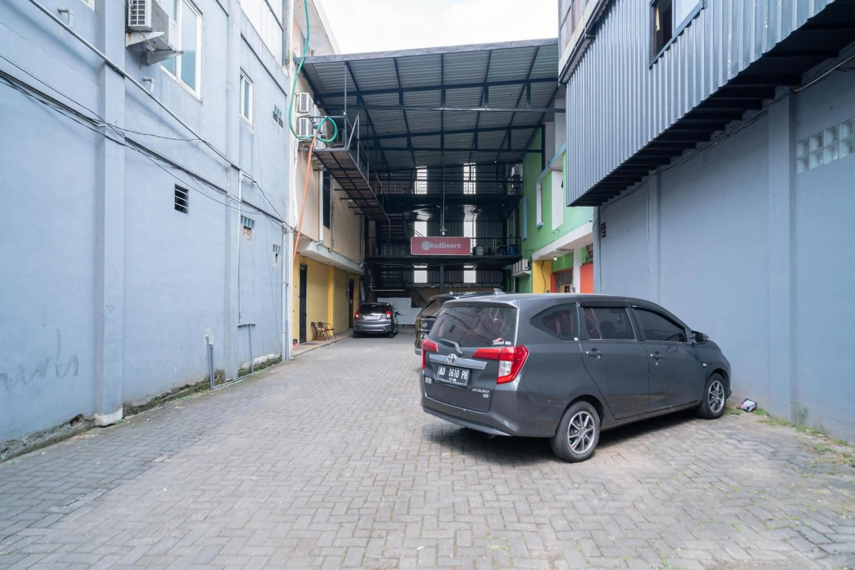 Parking in RedDoorz near Flyover Arjosari Malang