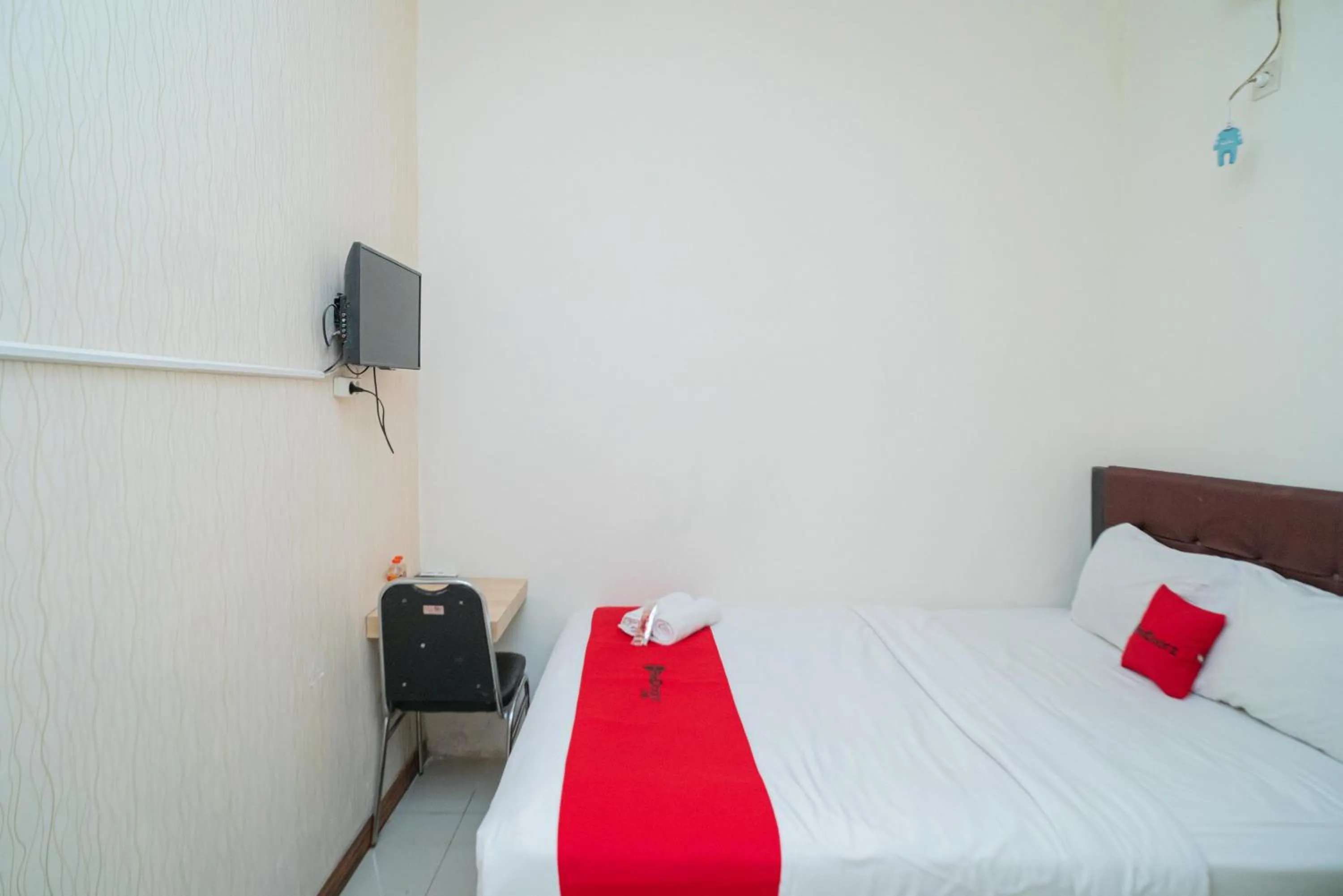 Bedroom, Bed in RedDoorz near Flyover Arjosari Malang