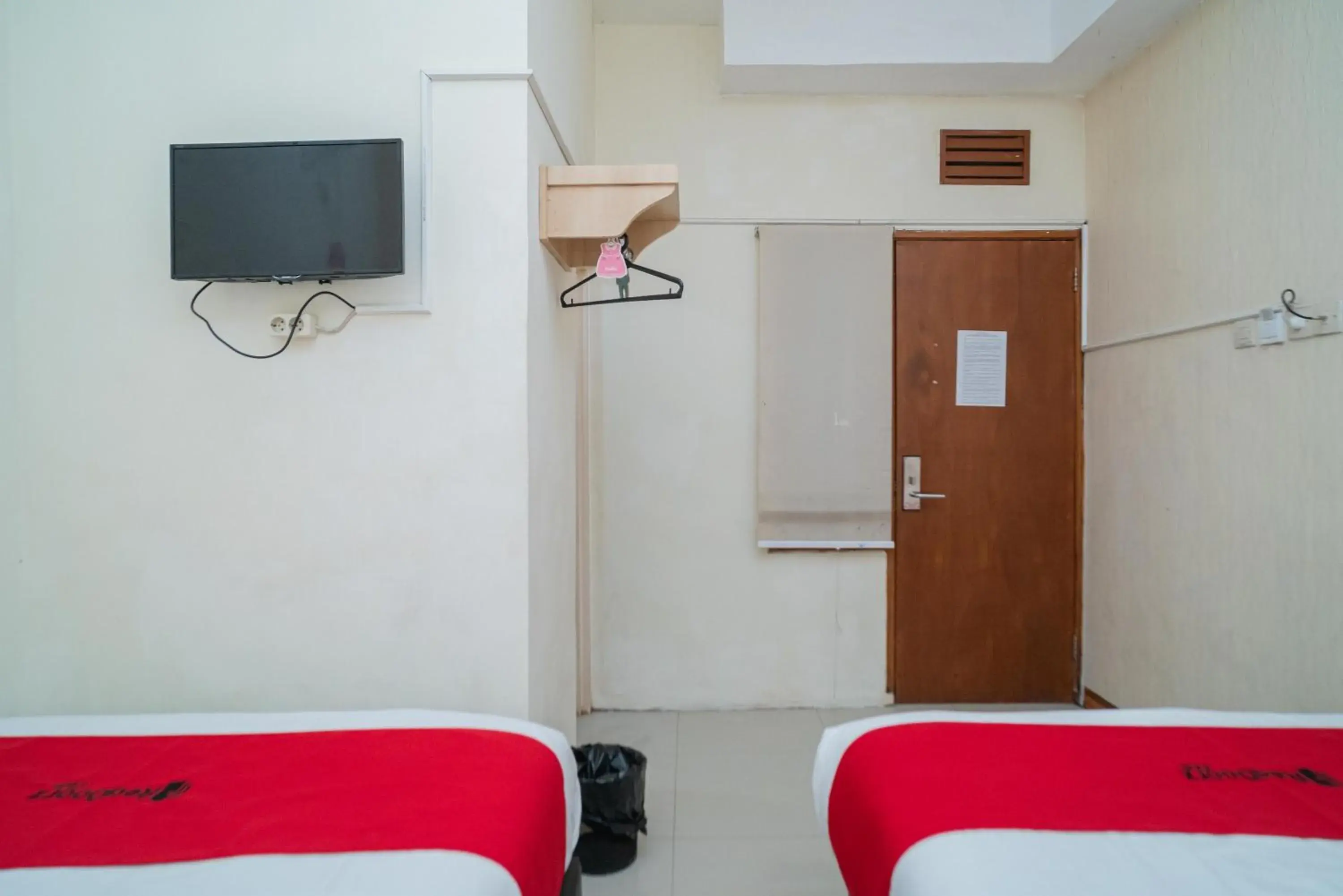 Family Room in RedDoorz near Flyover Arjosari Malang Family Room in RedDoorz near Flyover Arjosari Malang
