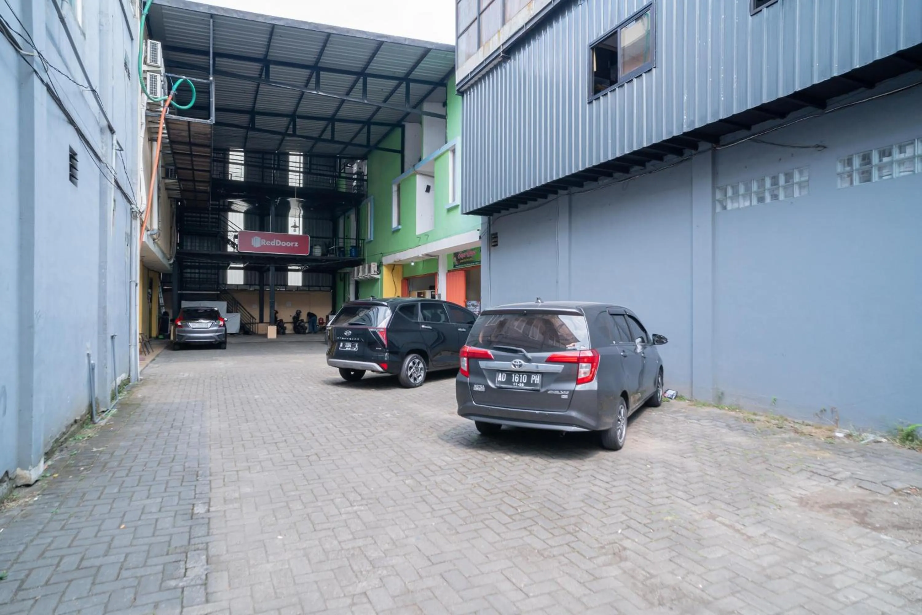 Parking in RedDoorz near Flyover Arjosari Malang
