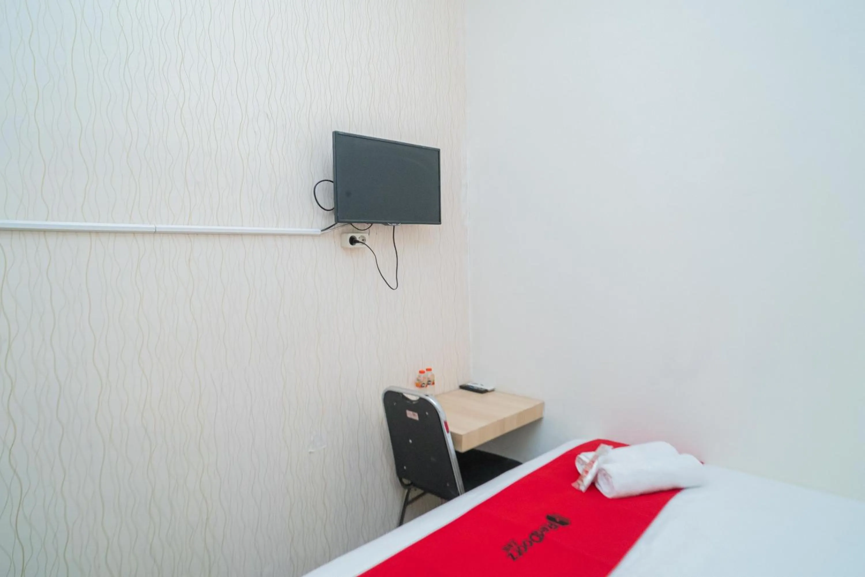 Bedroom, Bed in RedDoorz near Flyover Arjosari Malang