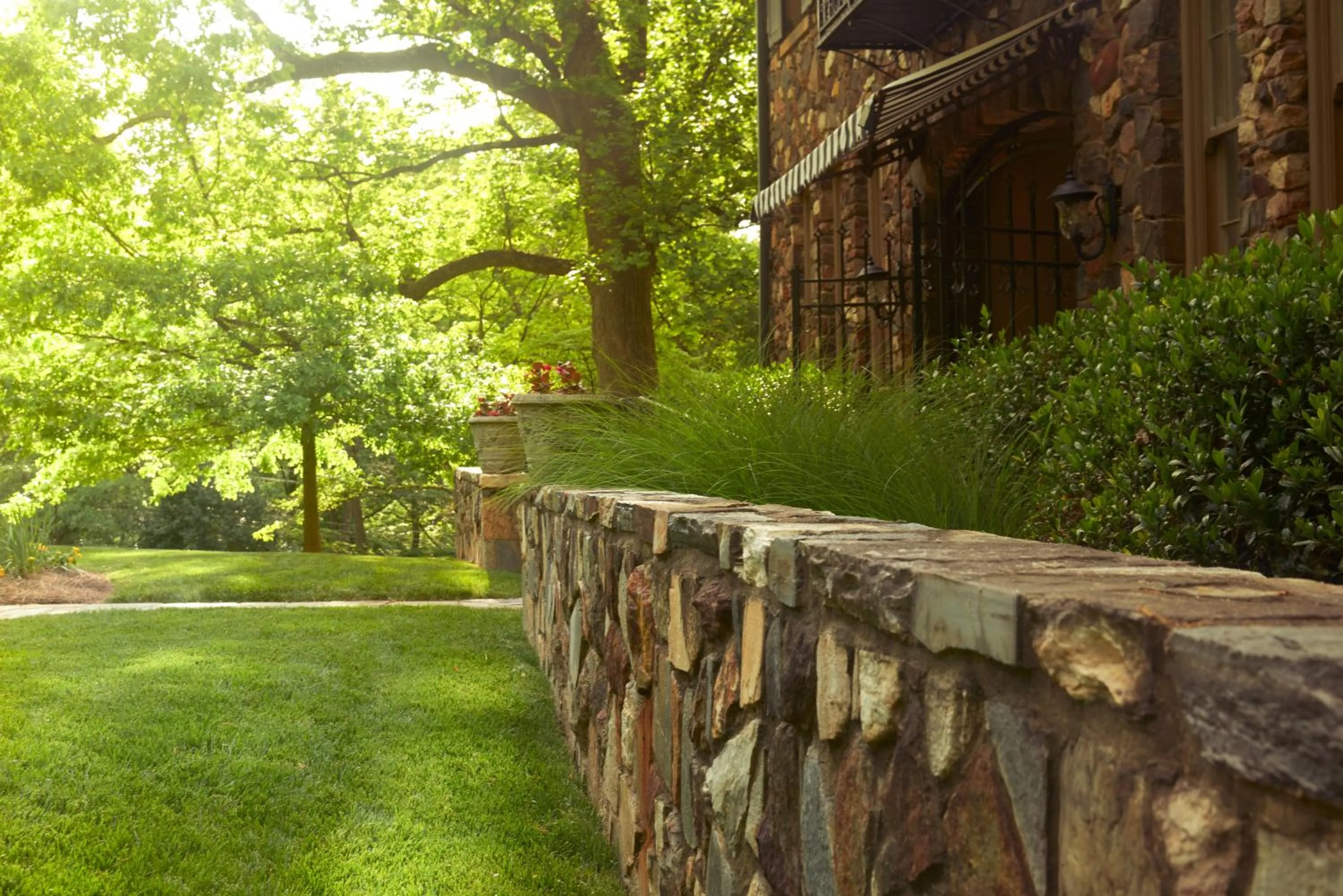 Property building in Emory Conference Center Hotel