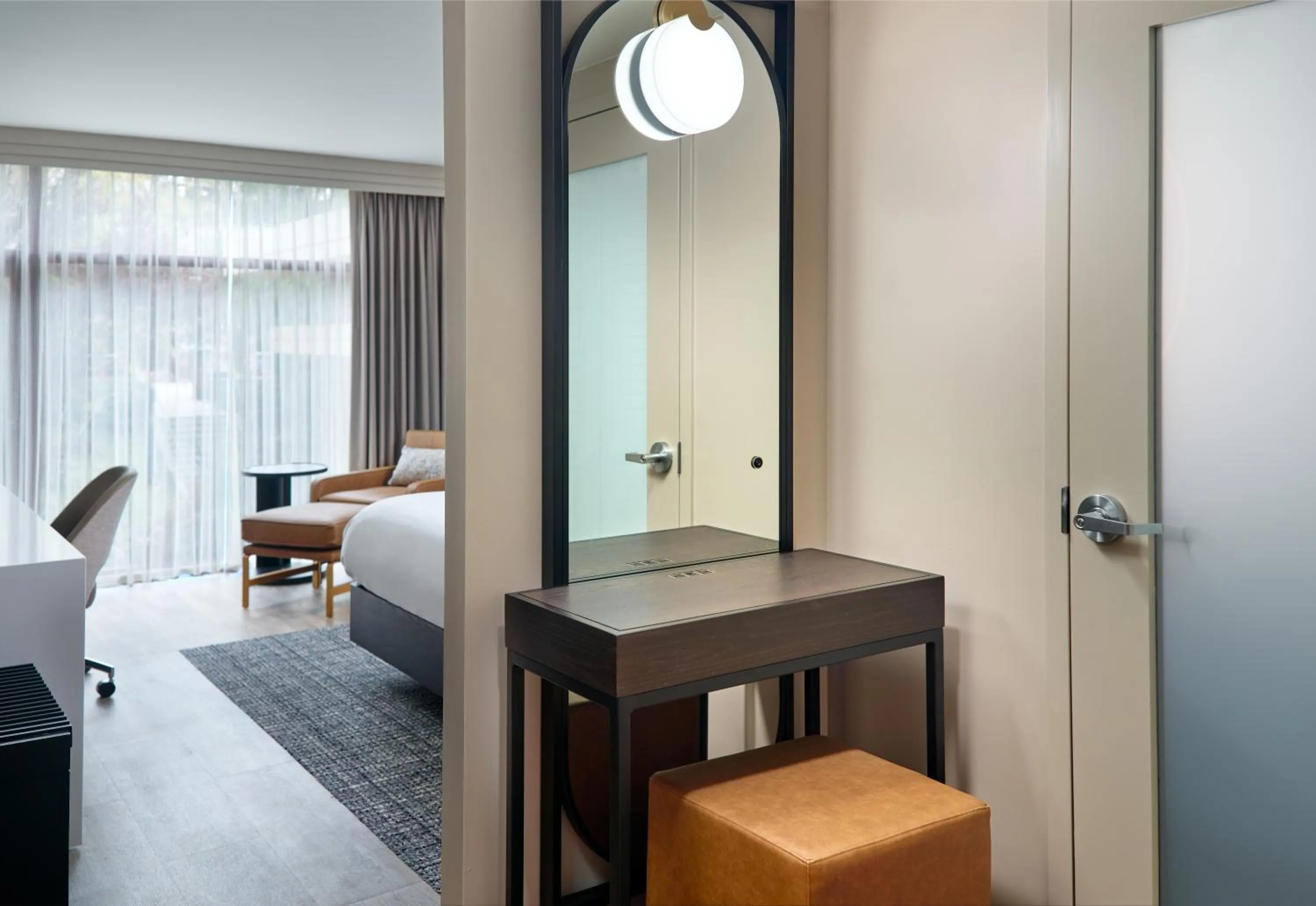 Seating area, Bed in Emory Conference Center Hotel