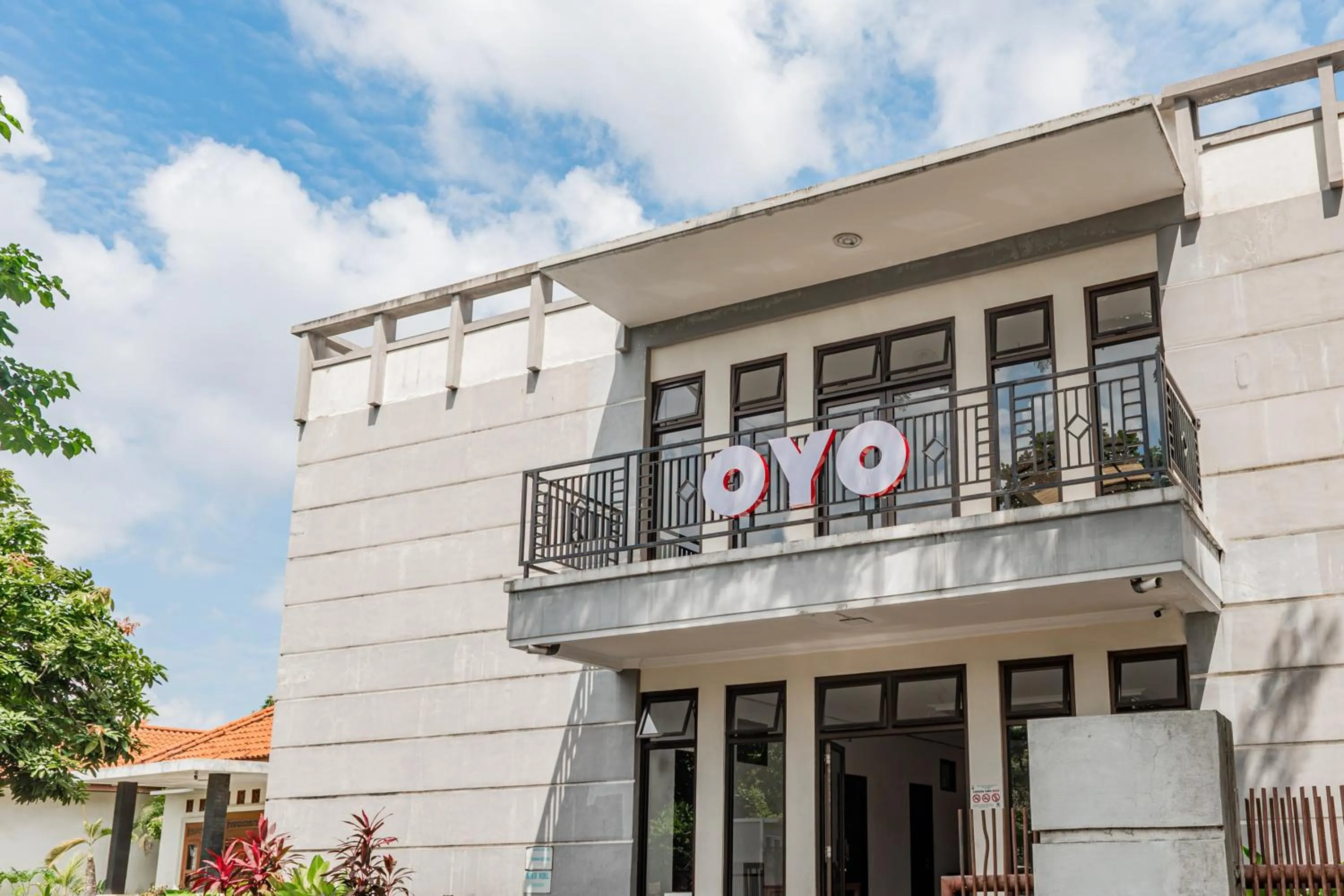 Facade/entrance in Hotel O Kambang Iwak Area Near Kambang Iwak Park Formerly Kerangga