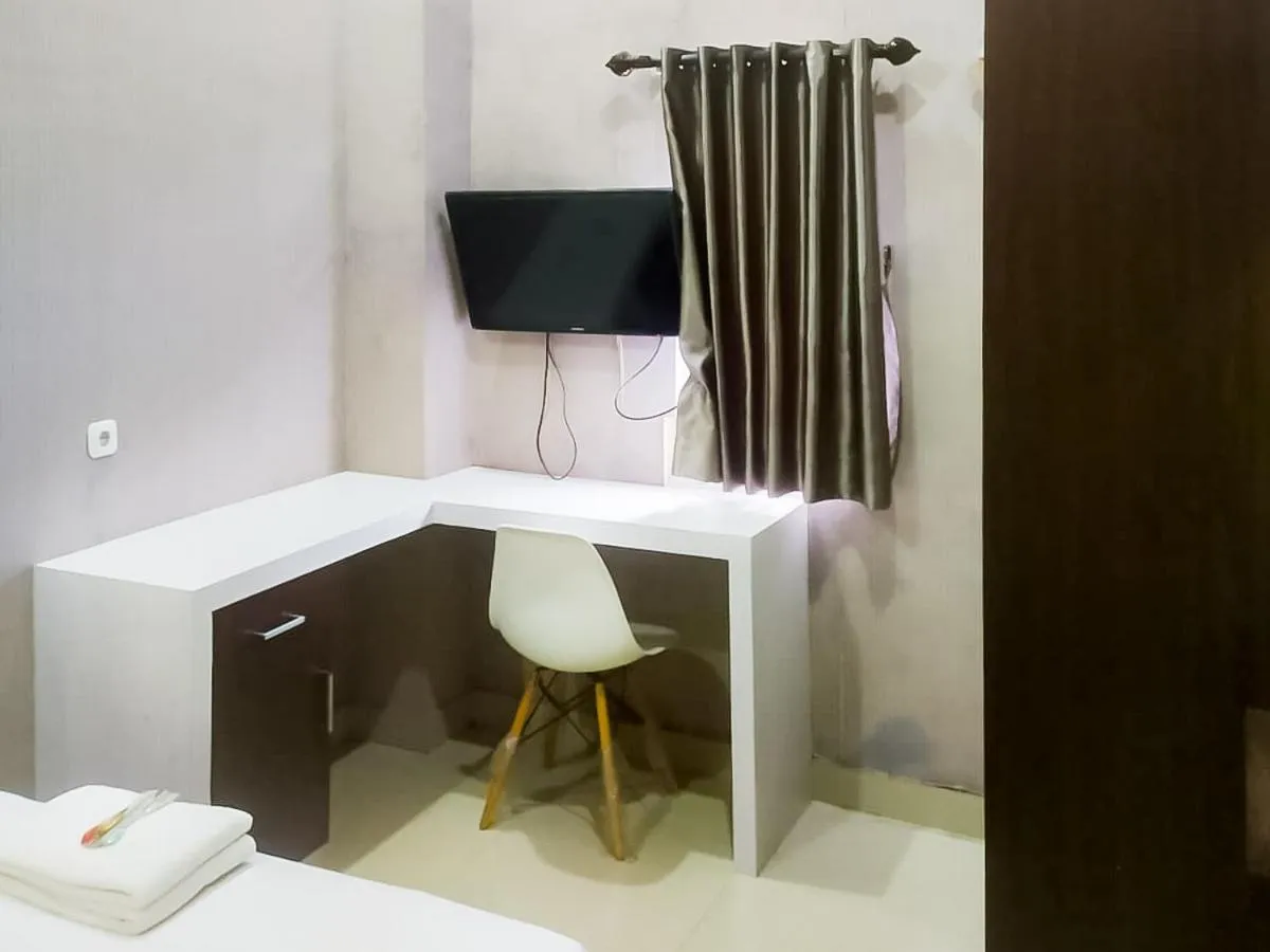 hair dresser in RedDoorz Syariah near Sultan Syarif Kasim II Airport