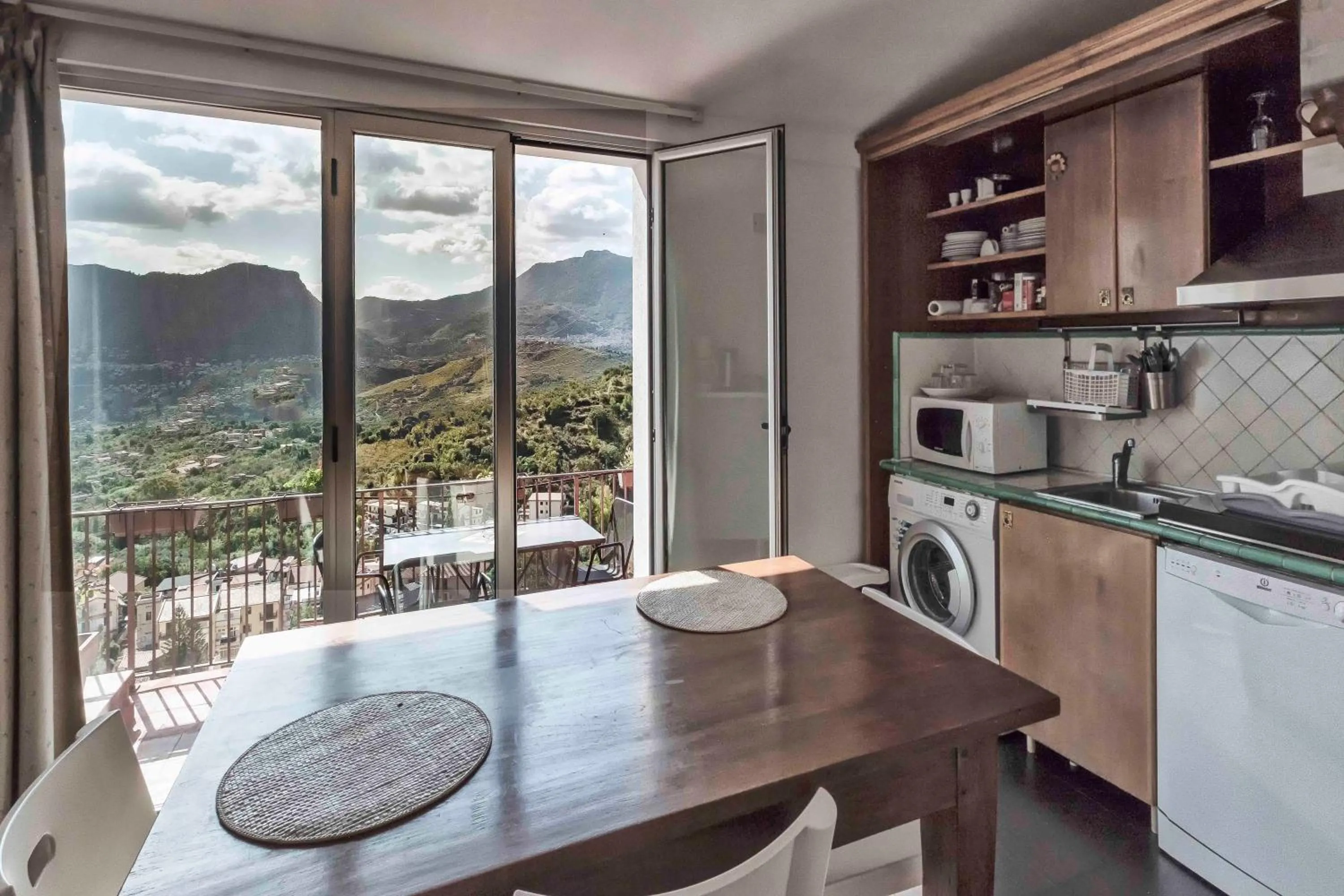 Kitchen or kitchenette in BnB Casa Rossa