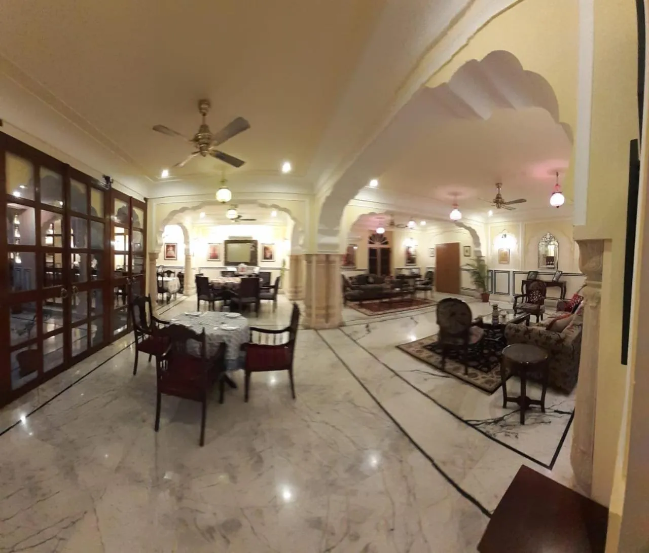 Restaurant/places to eat in Raj Rajeshwari Haveli