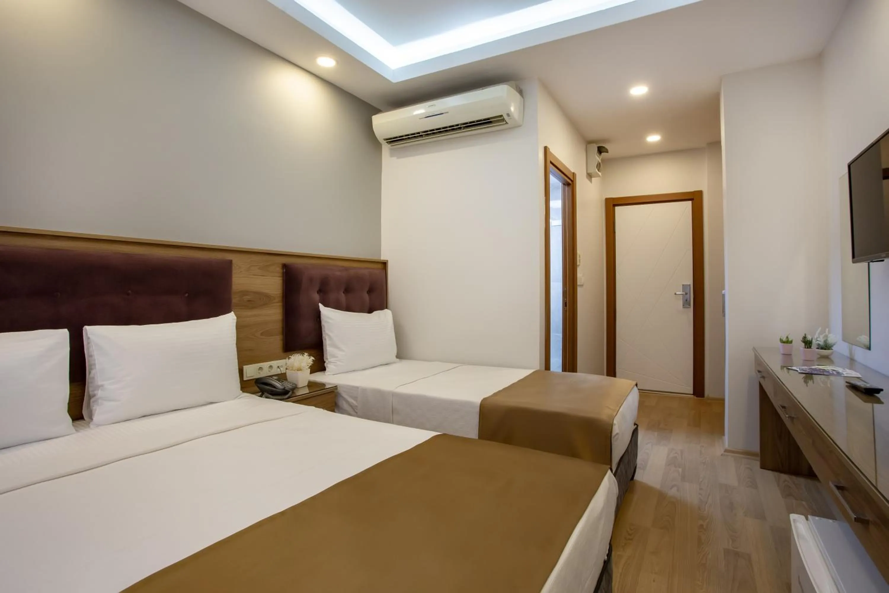 Photo of the whole room, Bed in West Palace