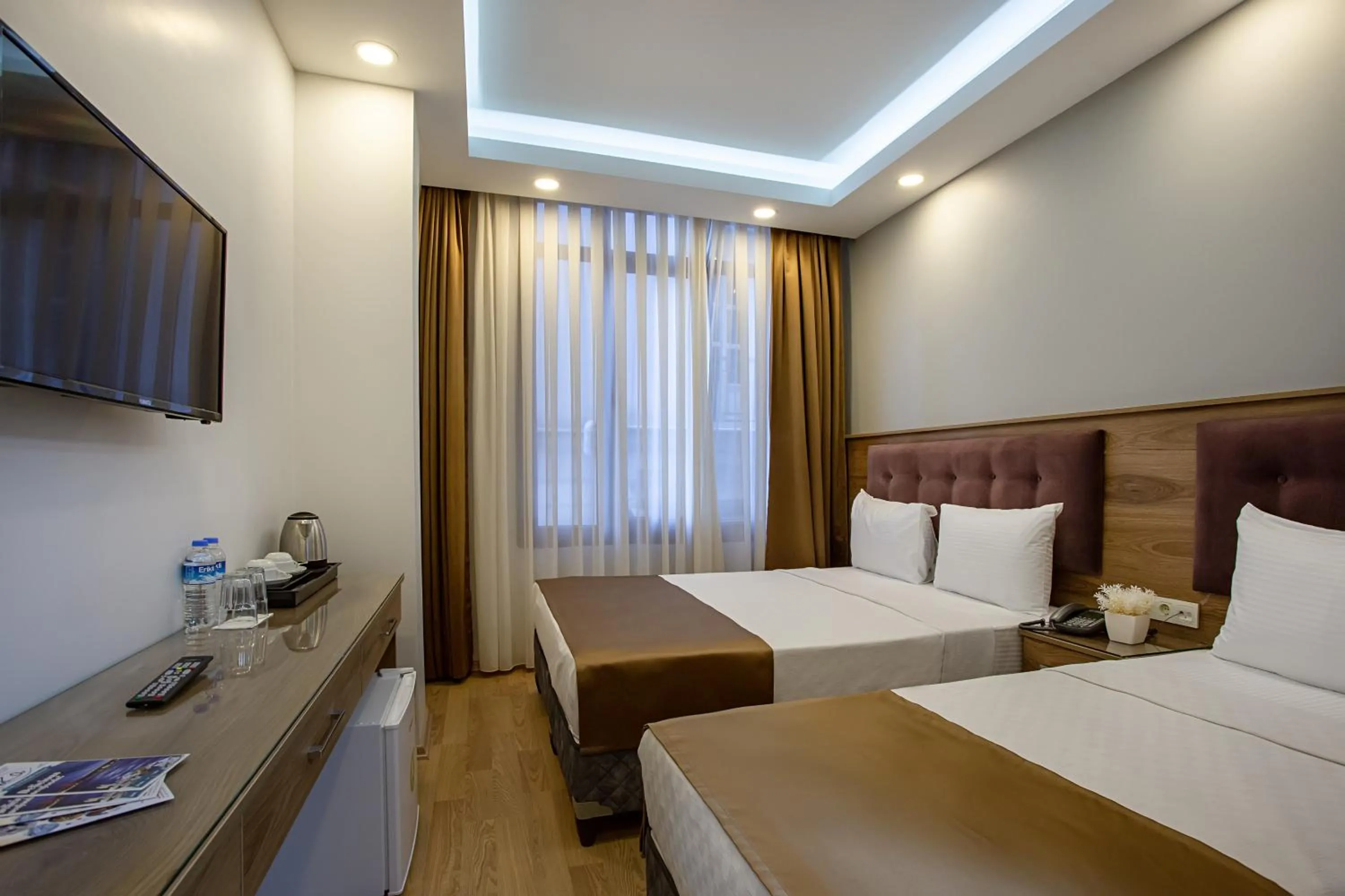 Photo of the whole room, Bed in West Palace