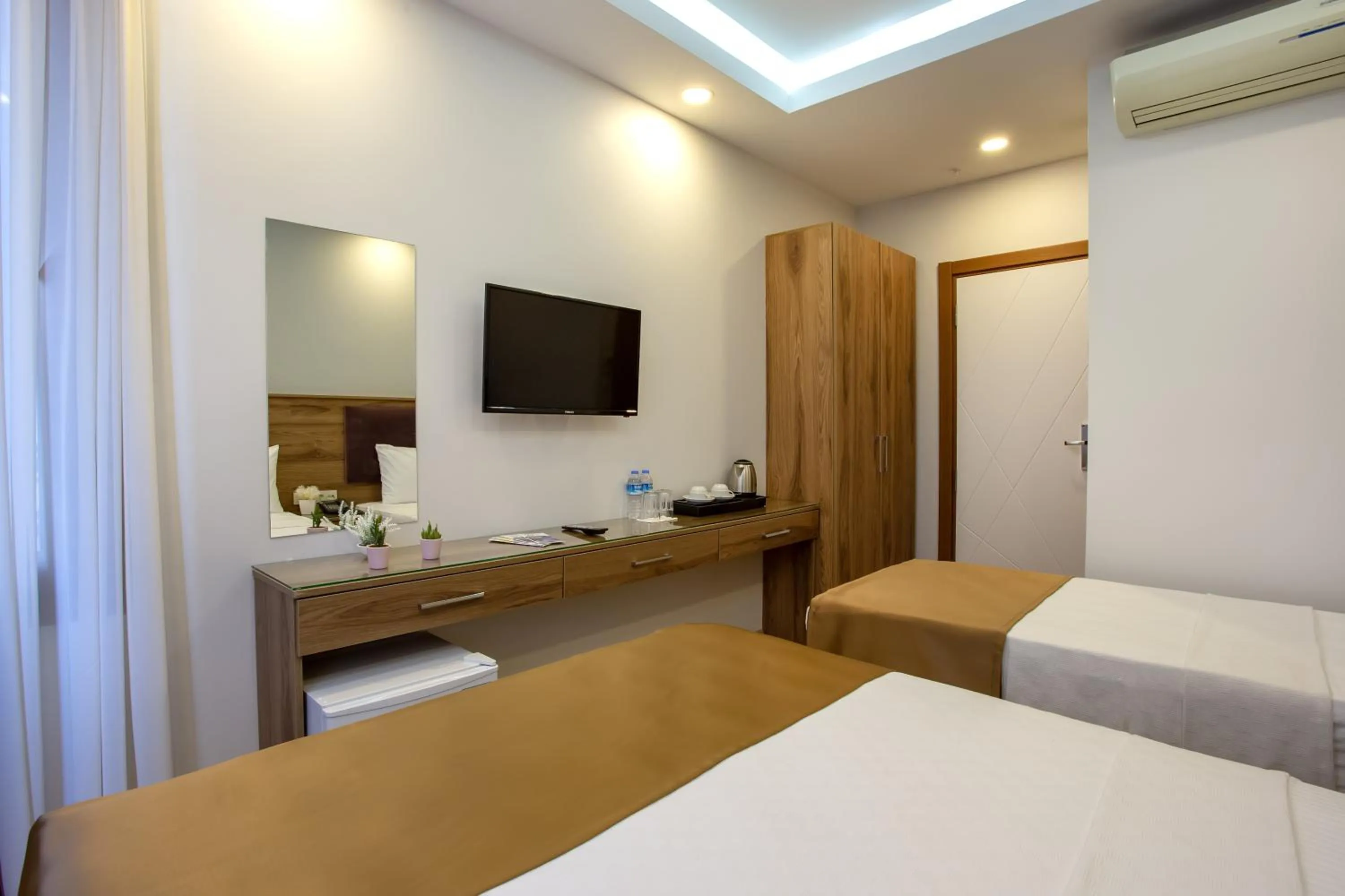 Photo of the whole room, Bed in West Palace