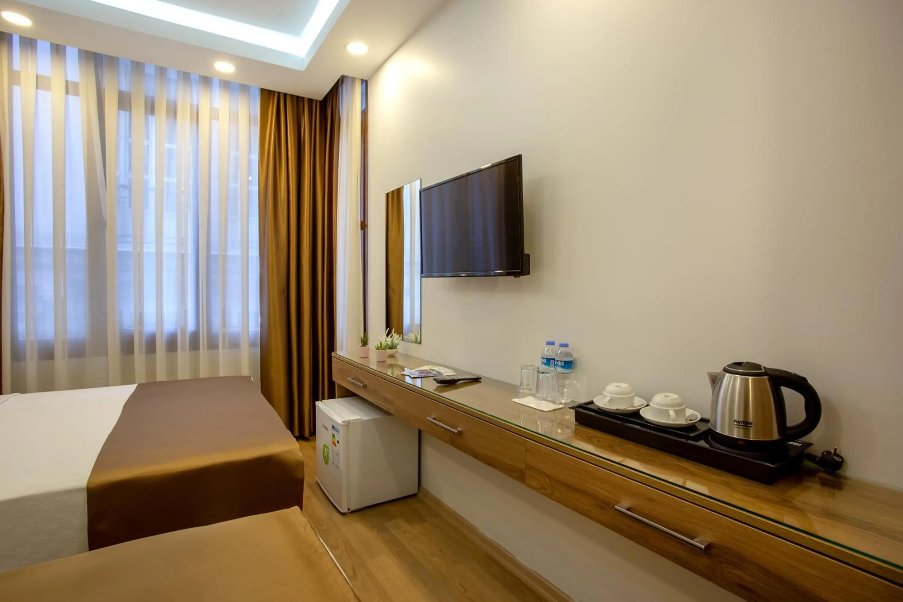 Coffee/tea facilities, Bed in West Palace