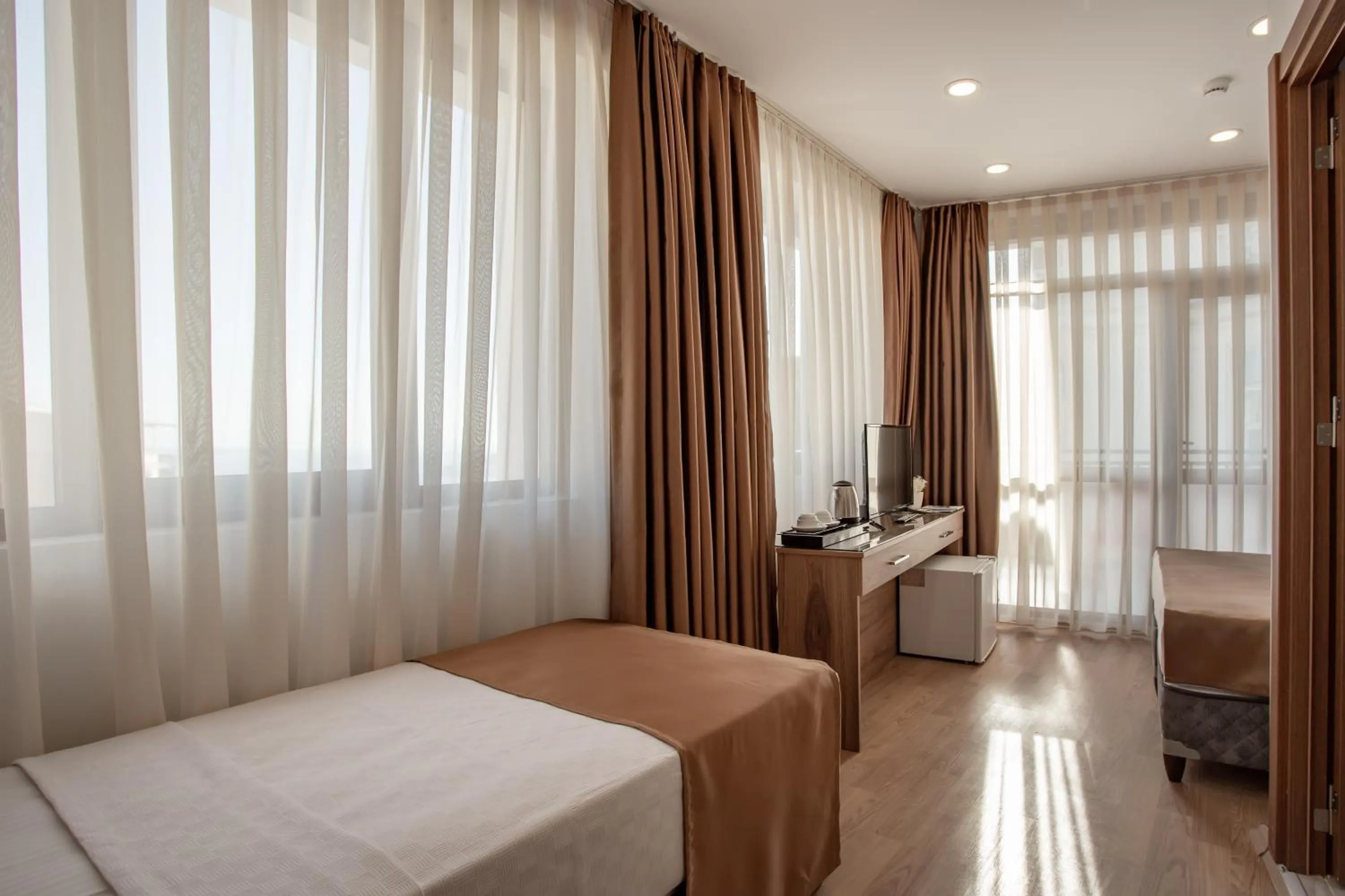 Photo of the whole room, Bed in West Palace