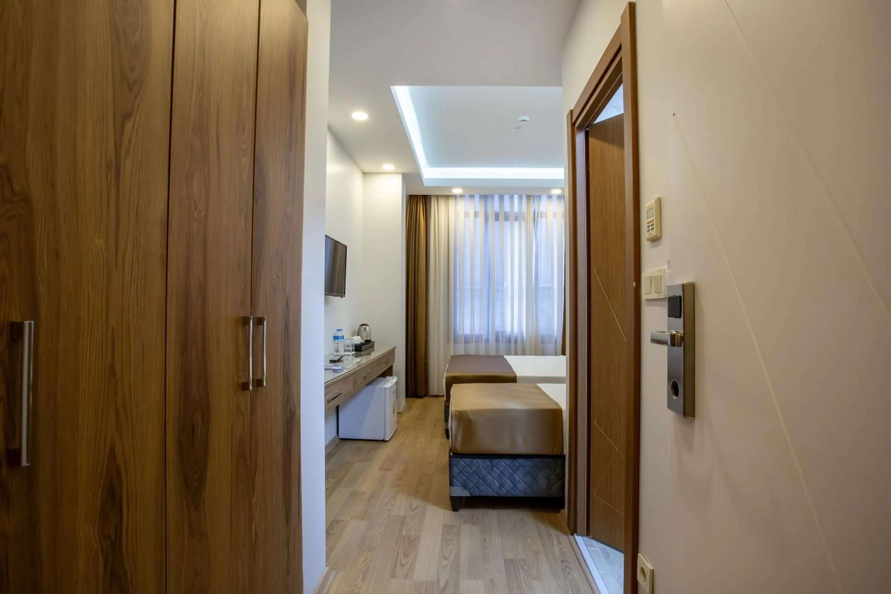 Photo of the whole room, Bed in West Palace