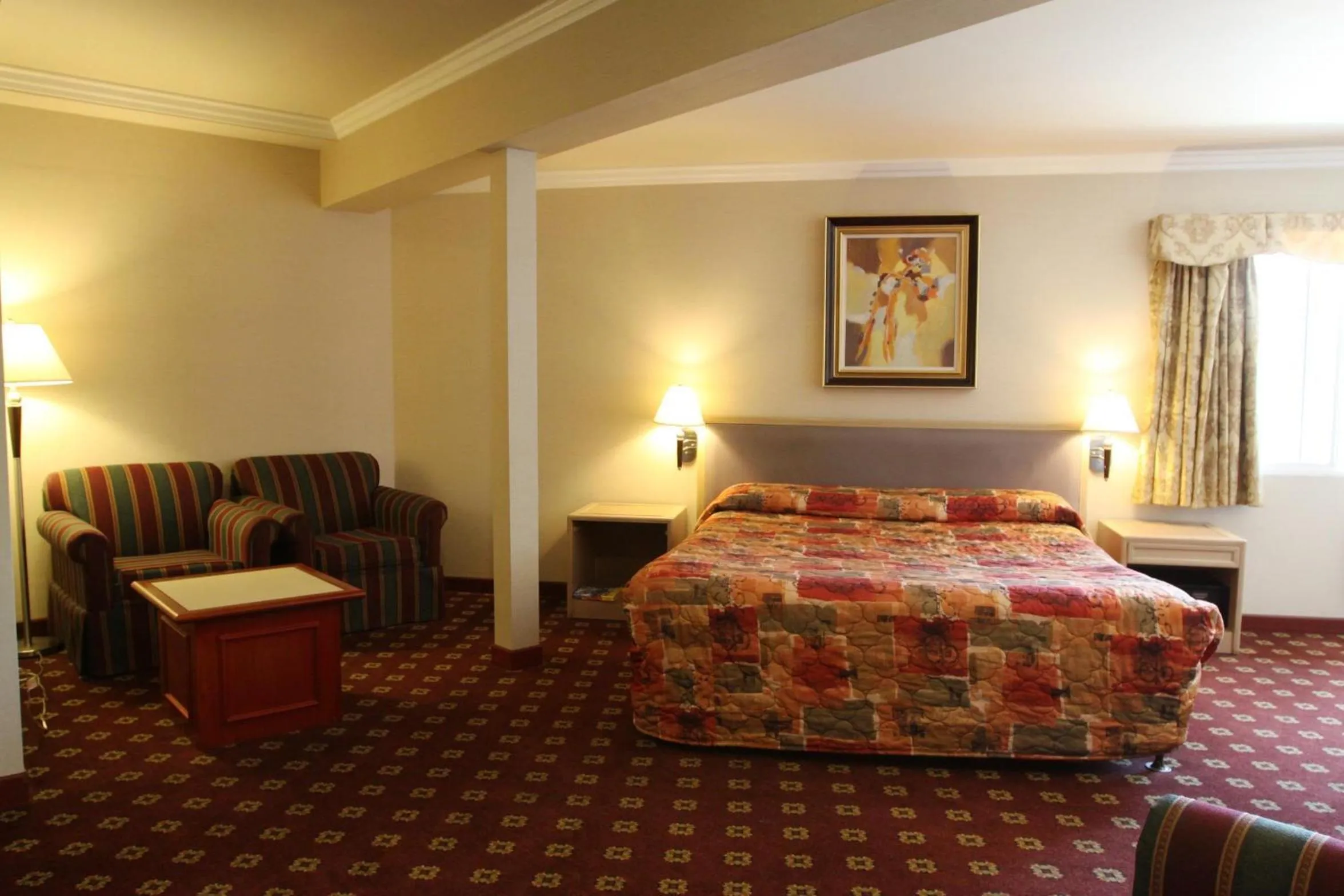 Seating area, Bed in Metro Plaza Hotel