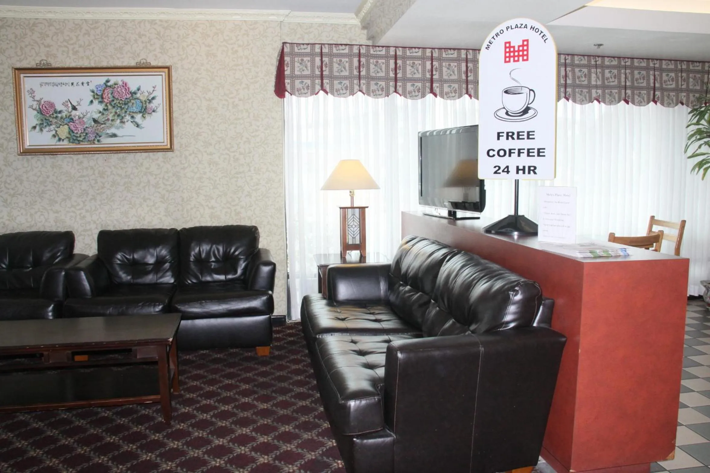 Communal lounge/ TV room in Metro Plaza Hotel