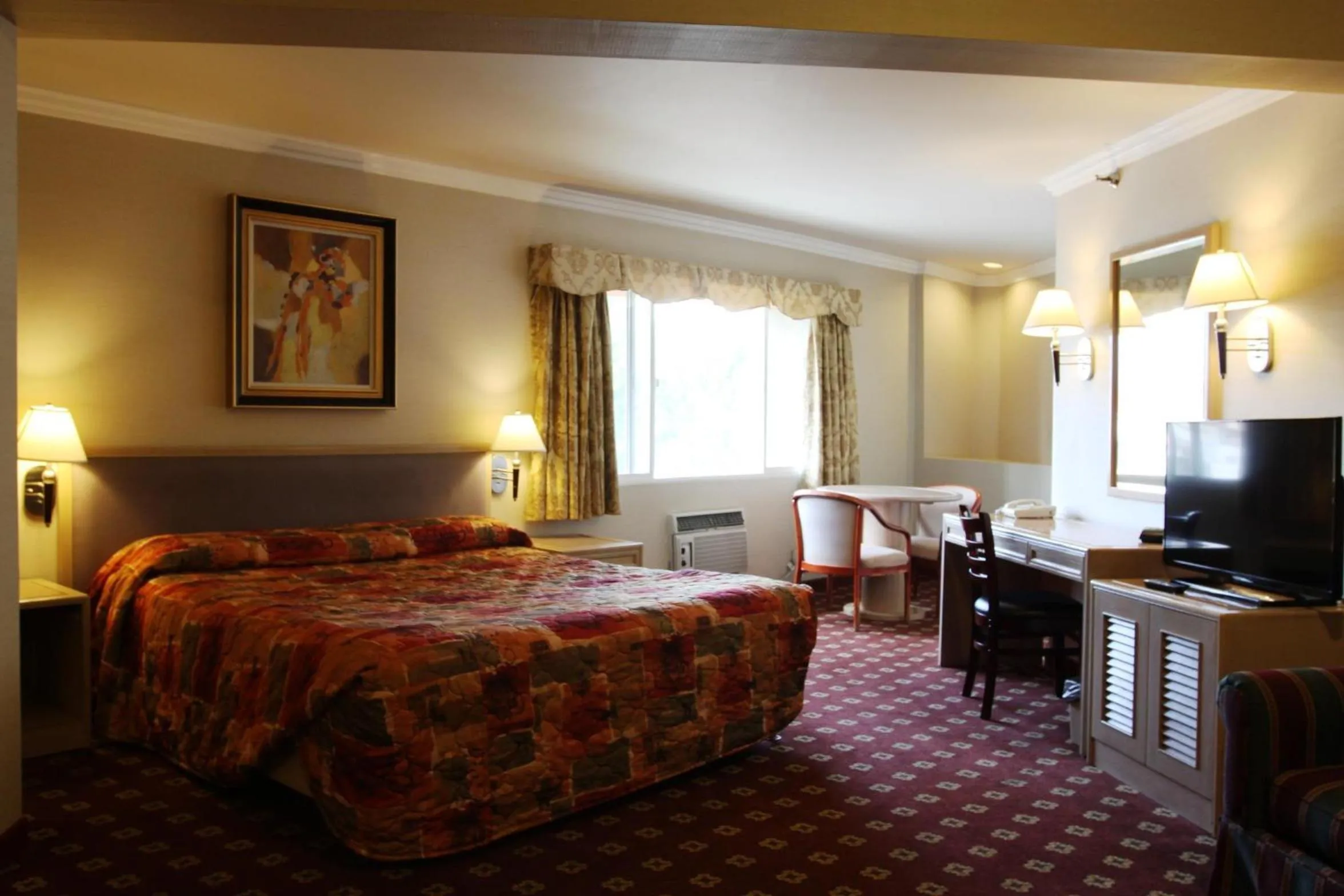 Bathroom, Bed in Metro Plaza Hotel