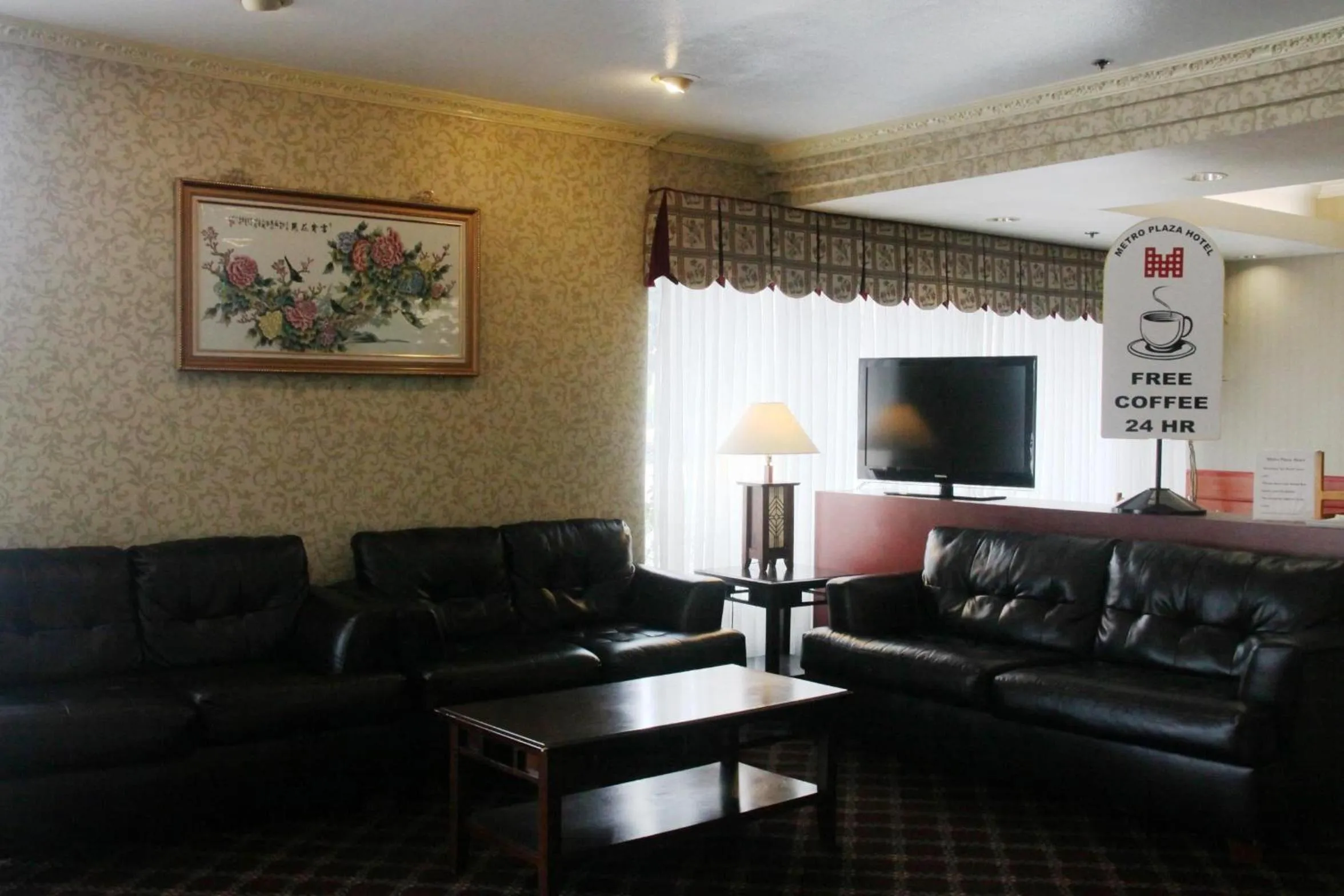 Communal lounge/ TV room in Metro Plaza Hotel