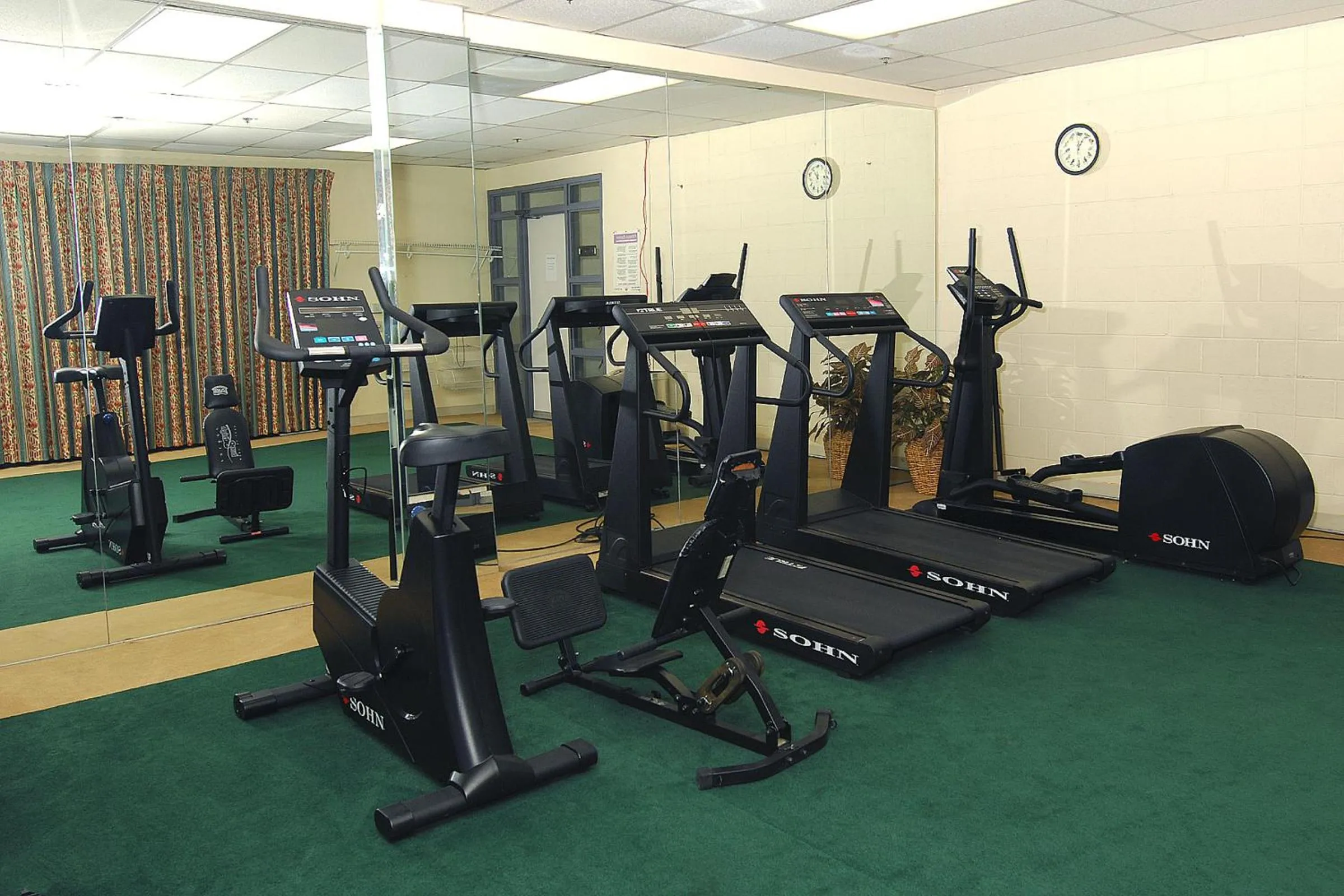 Fitness centre/facilities in Metro Plaza Hotel