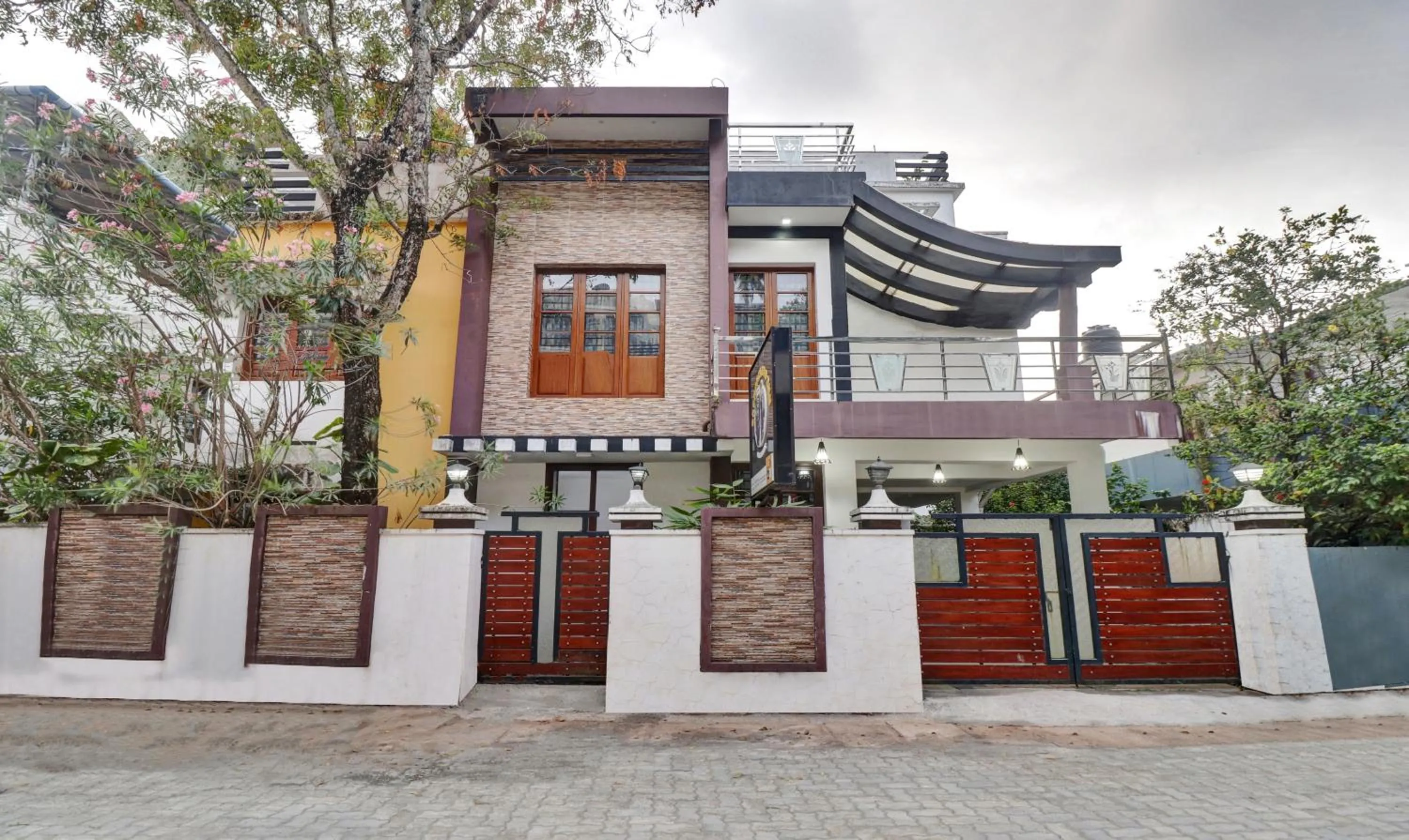 Property building in Treebo Backpackers Inn