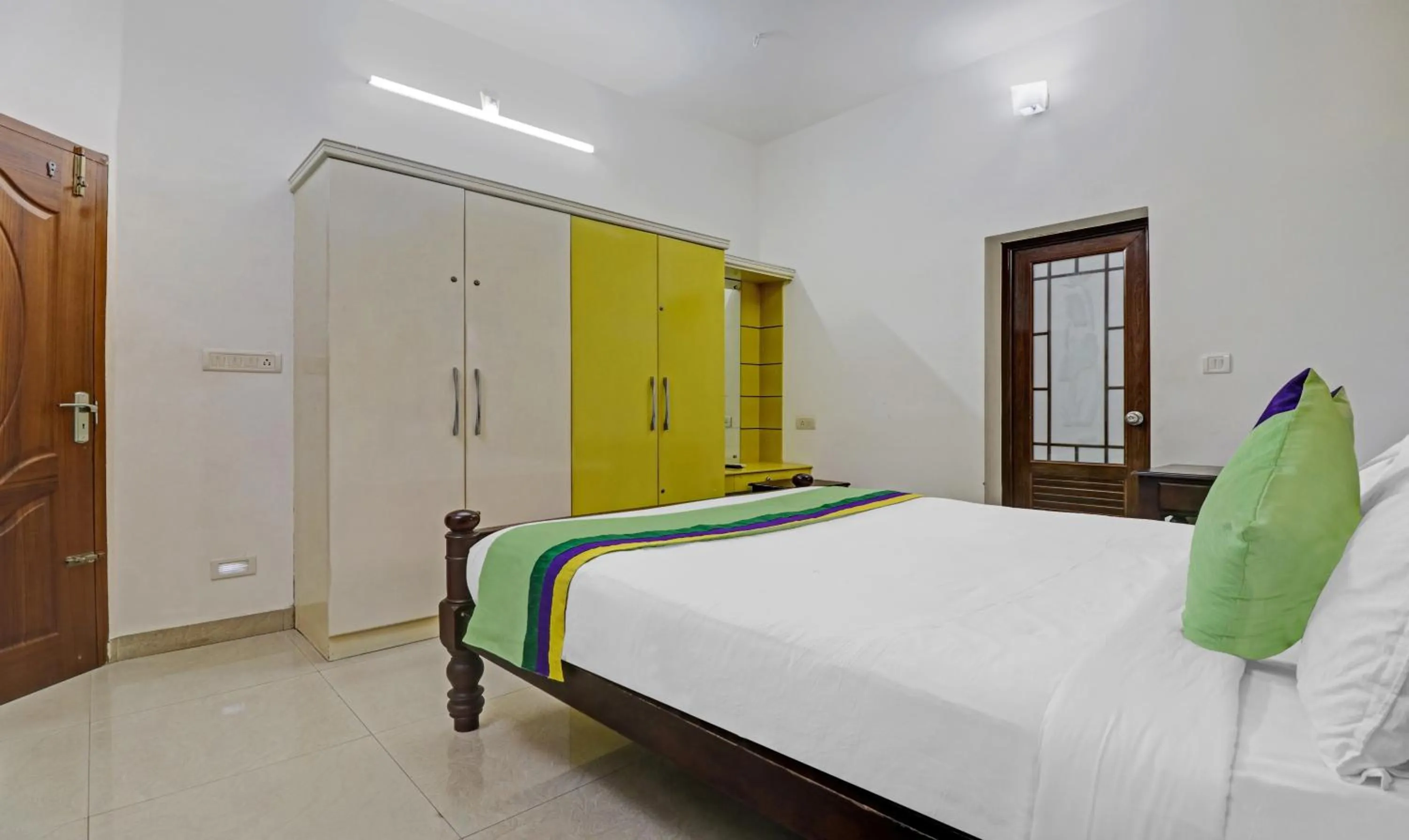 Bed in Treebo Backpackers Inn