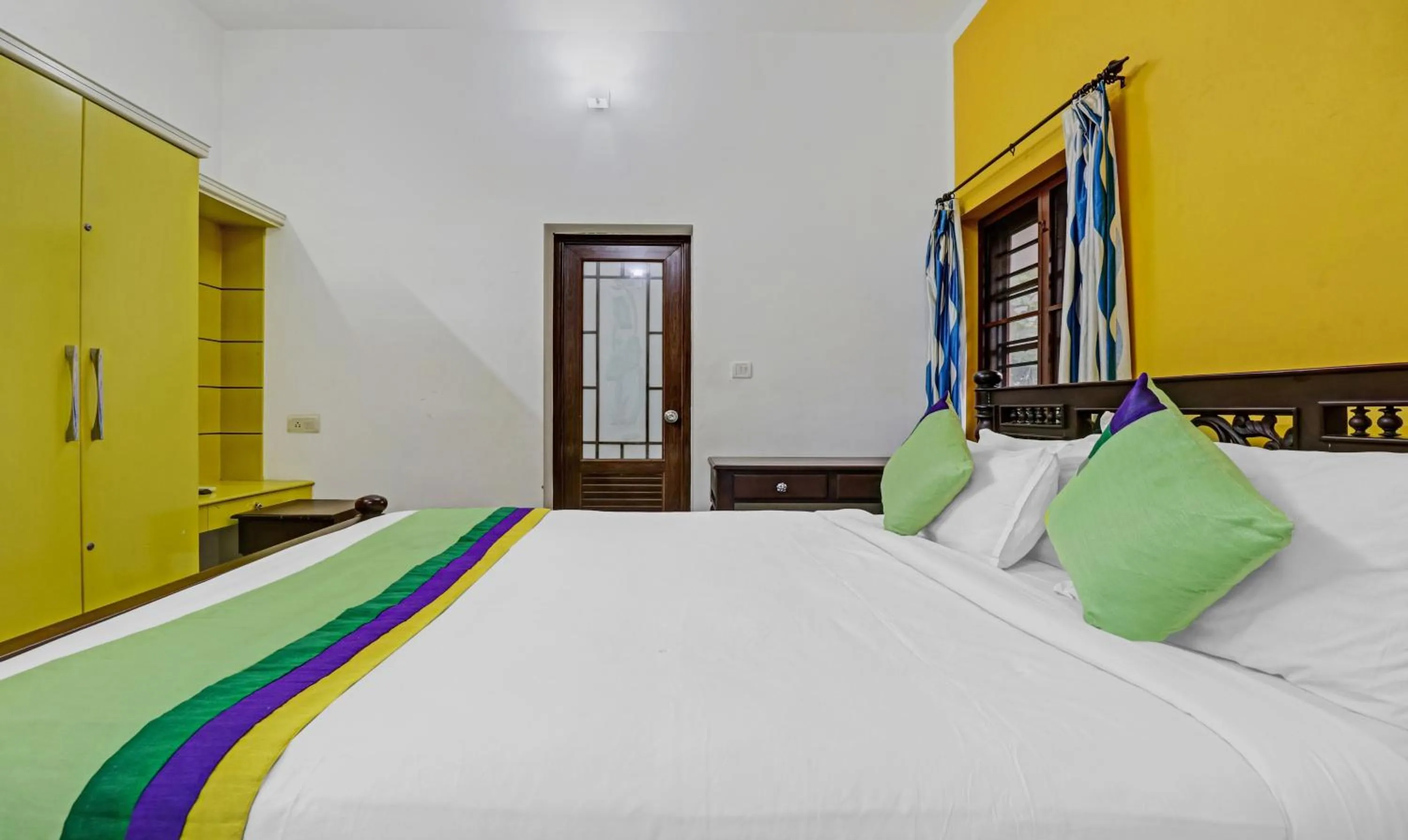 Bed in Treebo Backpackers Inn