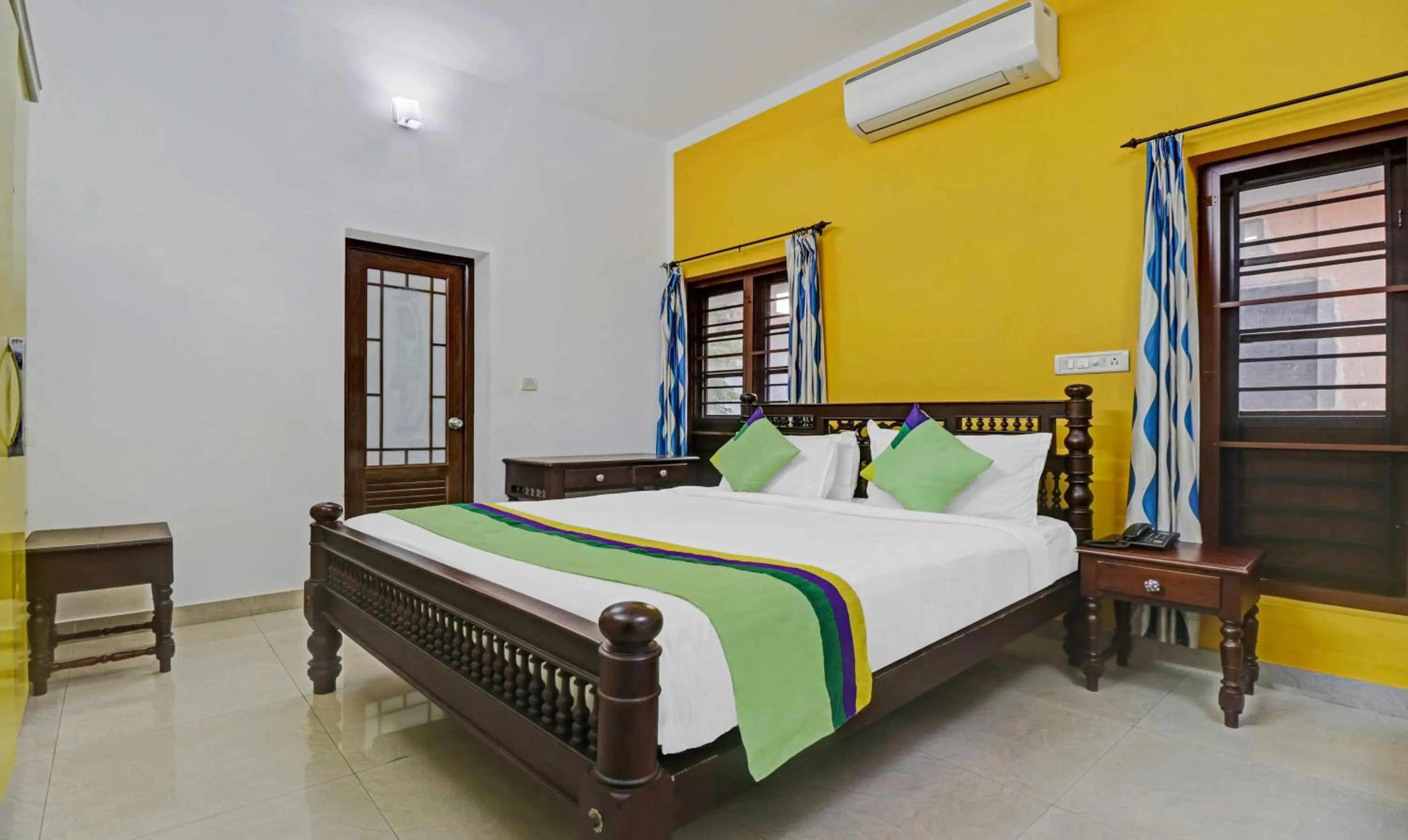 Bed in Treebo Backpackers Inn