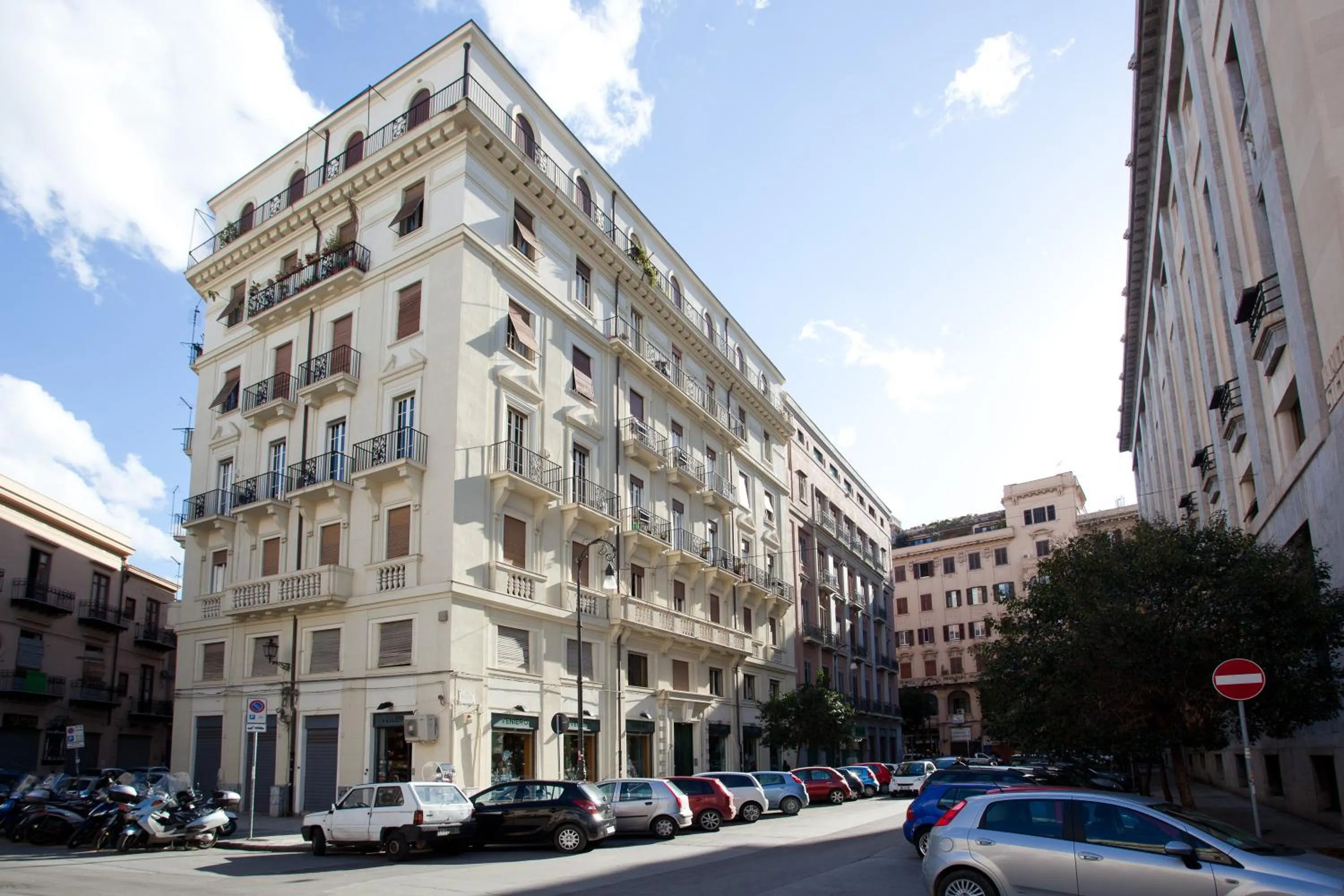 Property building in Cosmopolitan Palermo